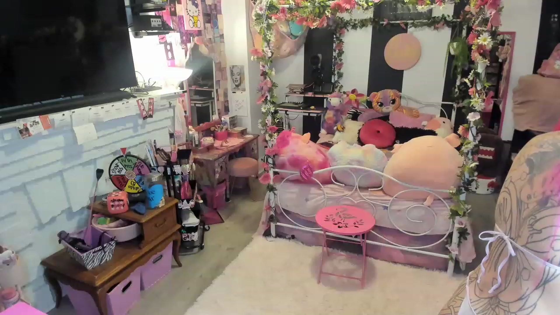Gallery image thumbnail from LucyLovesick's myfreecams stream on, 06/08/2023, 01:44 image 18 of 20