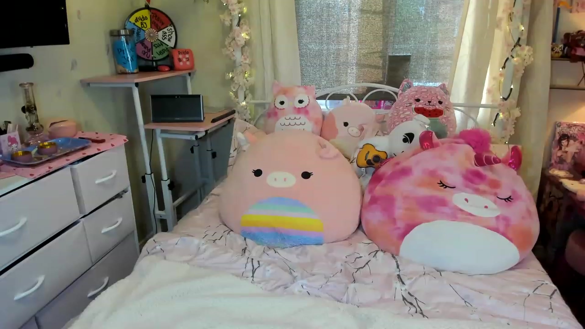 Gallery image thumbnail from LucyLovesick's myfreecams stream on, 06/20/2023, 24:24 image 3 of 20
