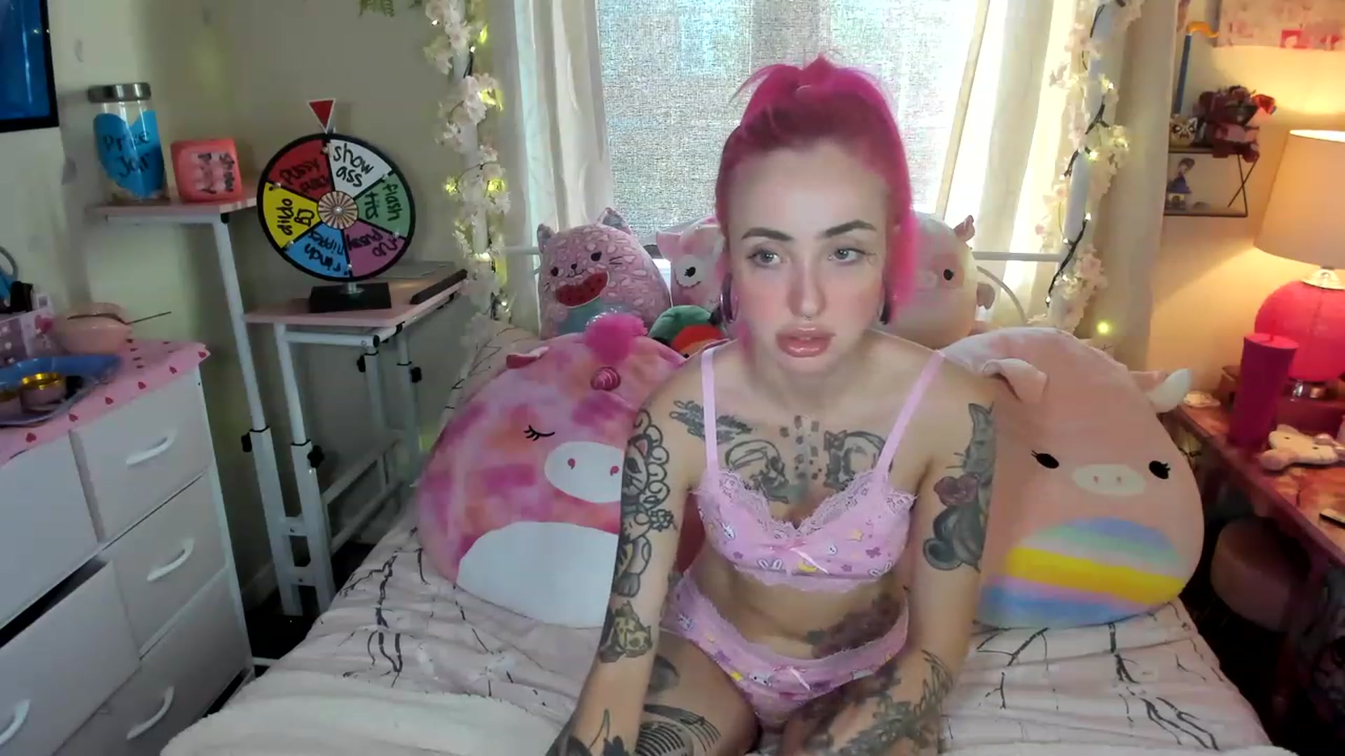Gallery image thumbnail from LucyLovesick's myfreecams stream on, 06/21/2023, 22:29 image 13 of 20