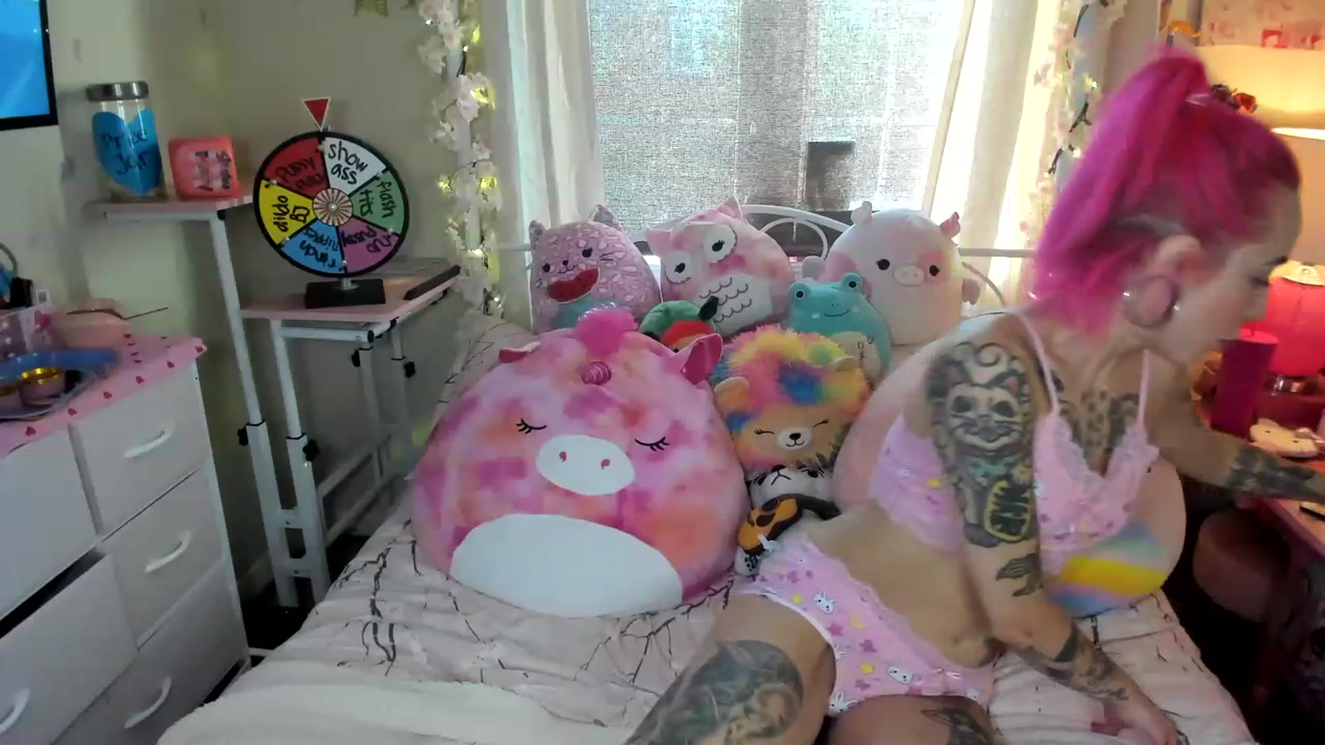 Gallery image thumbnail from LucyLovesick's myfreecams stream on, 06/21/2023, 22:29 image 12 of 20