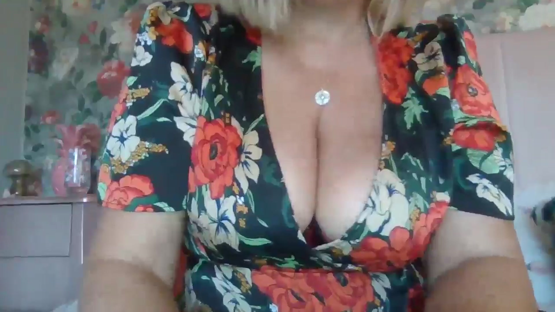 Gallery image thumbnail from LucyLowe's myfreecams stream on, 10/24/2024, 12:35 image 11 of 20