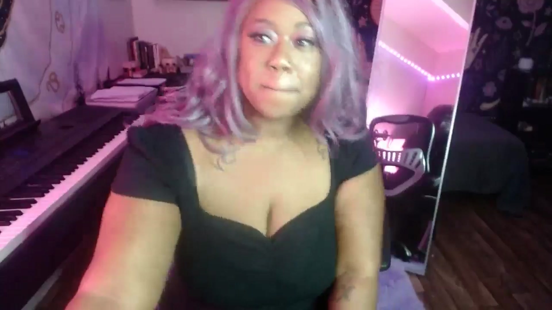 Gallery image thumbnail from LucyMack's myfreecams stream on, 06/17/2024, 08:16 image 10 of 20
