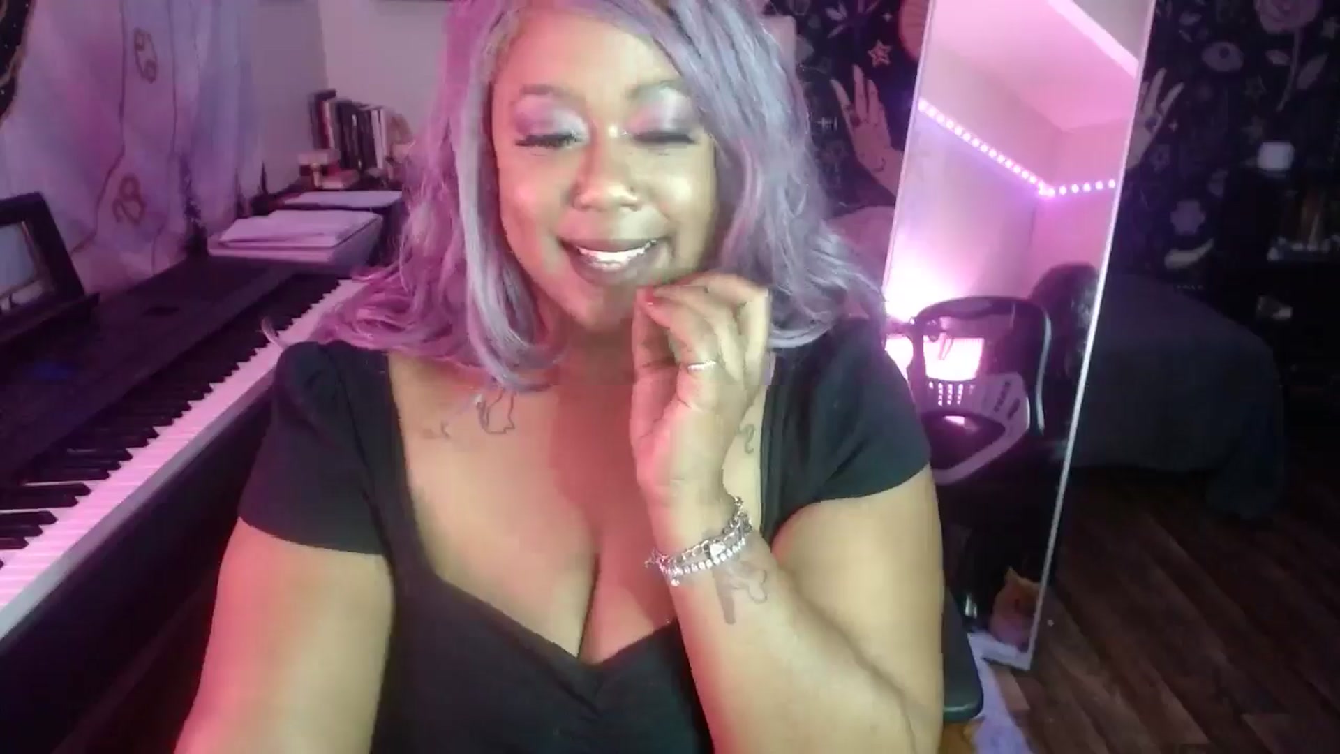 Gallery image thumbnail from LucyMack's myfreecams stream on, 06/17/2024, 08:16 image 5 of 20