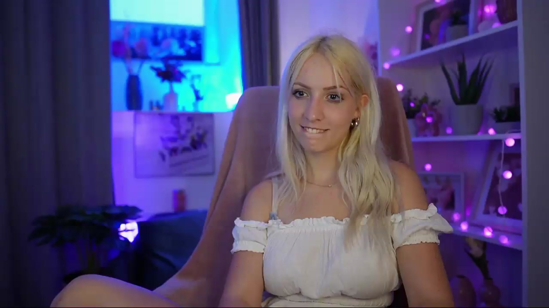 Gallery image thumbnail from Lucy_Cutie's myfreecams stream on, 06/26/2026, 18:53 image 1 of 20