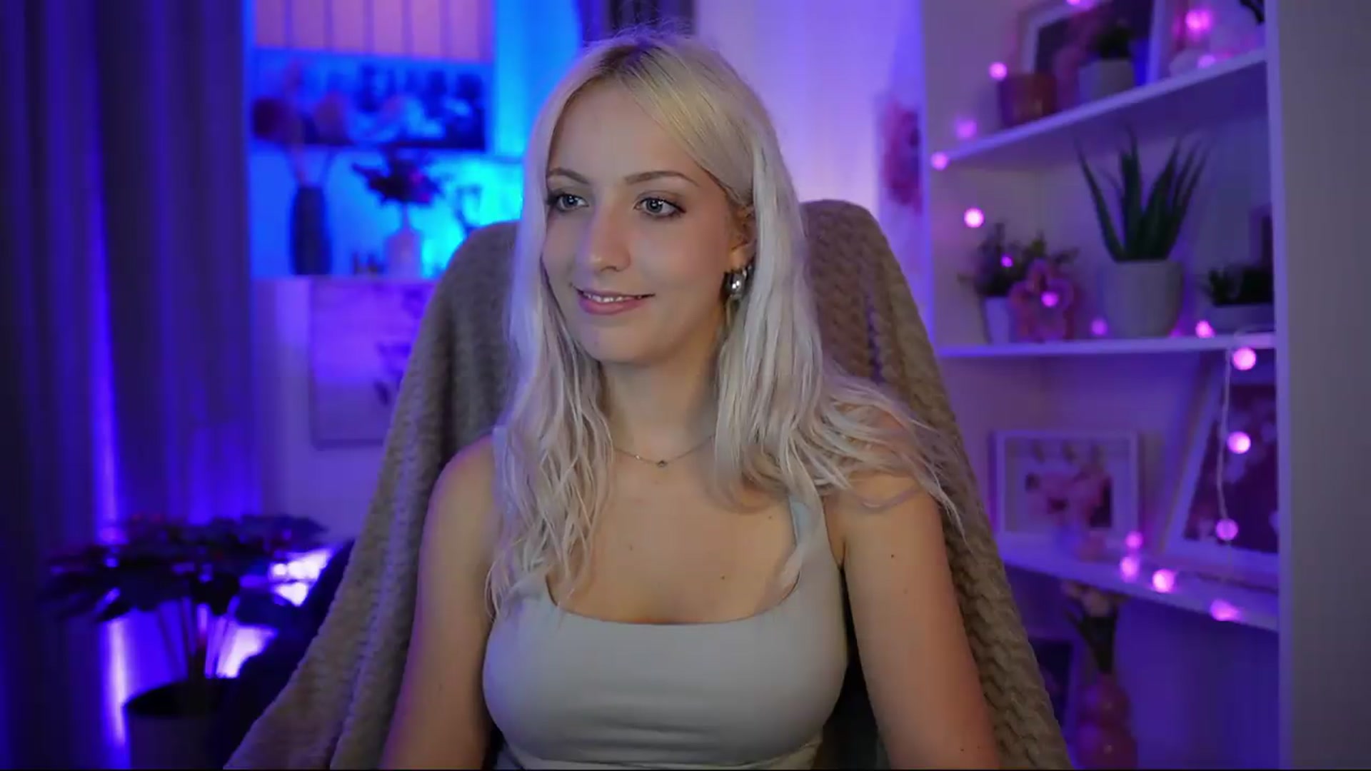 Gallery image thumbnail from Lucy_Cutie's myfreecams stream on, 07/19/2026, 19:33 image 16 of 20