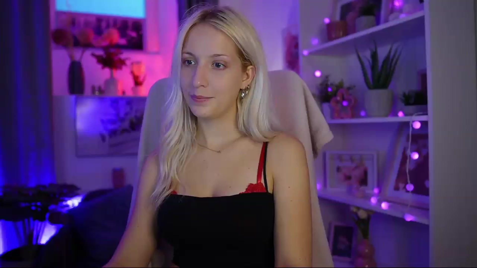 Gallery image thumbnail from Lucy_Cutie's myfreecams stream on, 07/31/2026, 18:19 image 18 of 20