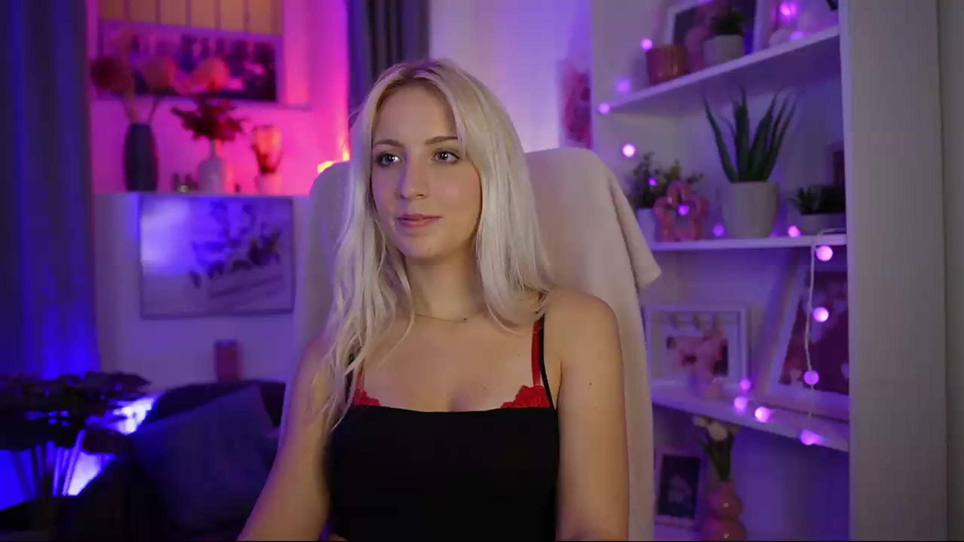 Gallery image thumbnail from Lucy_Cutie's myfreecams stream on, 07/31/2026, 23:08 image 16 of 20