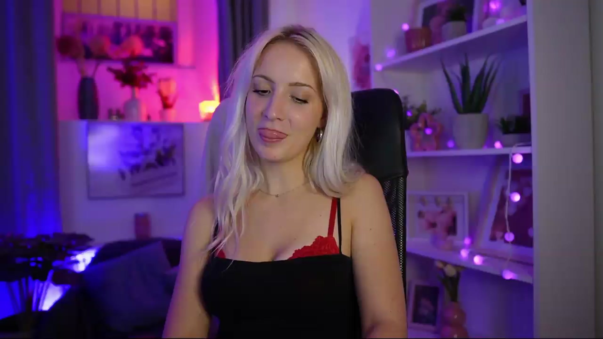 Gallery image thumbnail from Lucy_Cutie's myfreecams stream on, 08/01/2026, 01:00 image 16 of 20