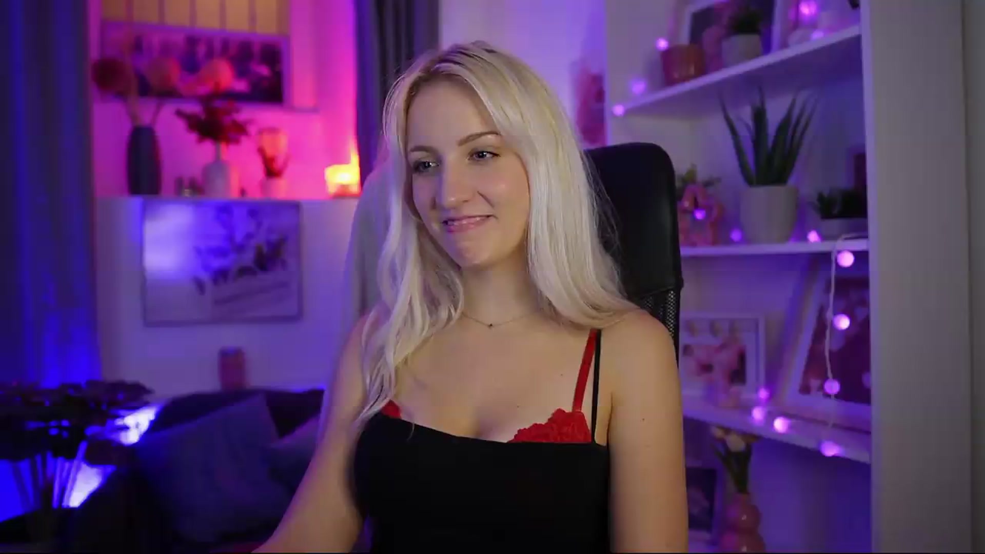Gallery image thumbnail from Lucy_Cutie's myfreecams stream on, 08/01/2026, 01:00 image 18 of 20
