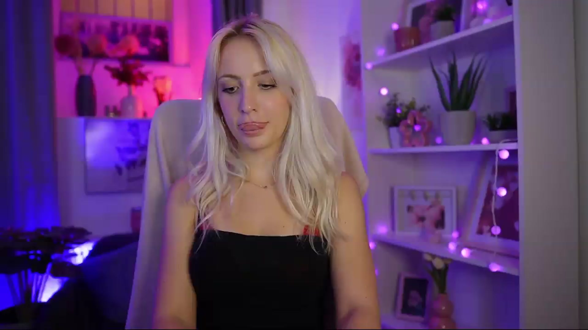 Gallery image thumbnail from Lucy_Cutie's myfreecams stream on, 08/01/2026, 01:00 image 6 of 20