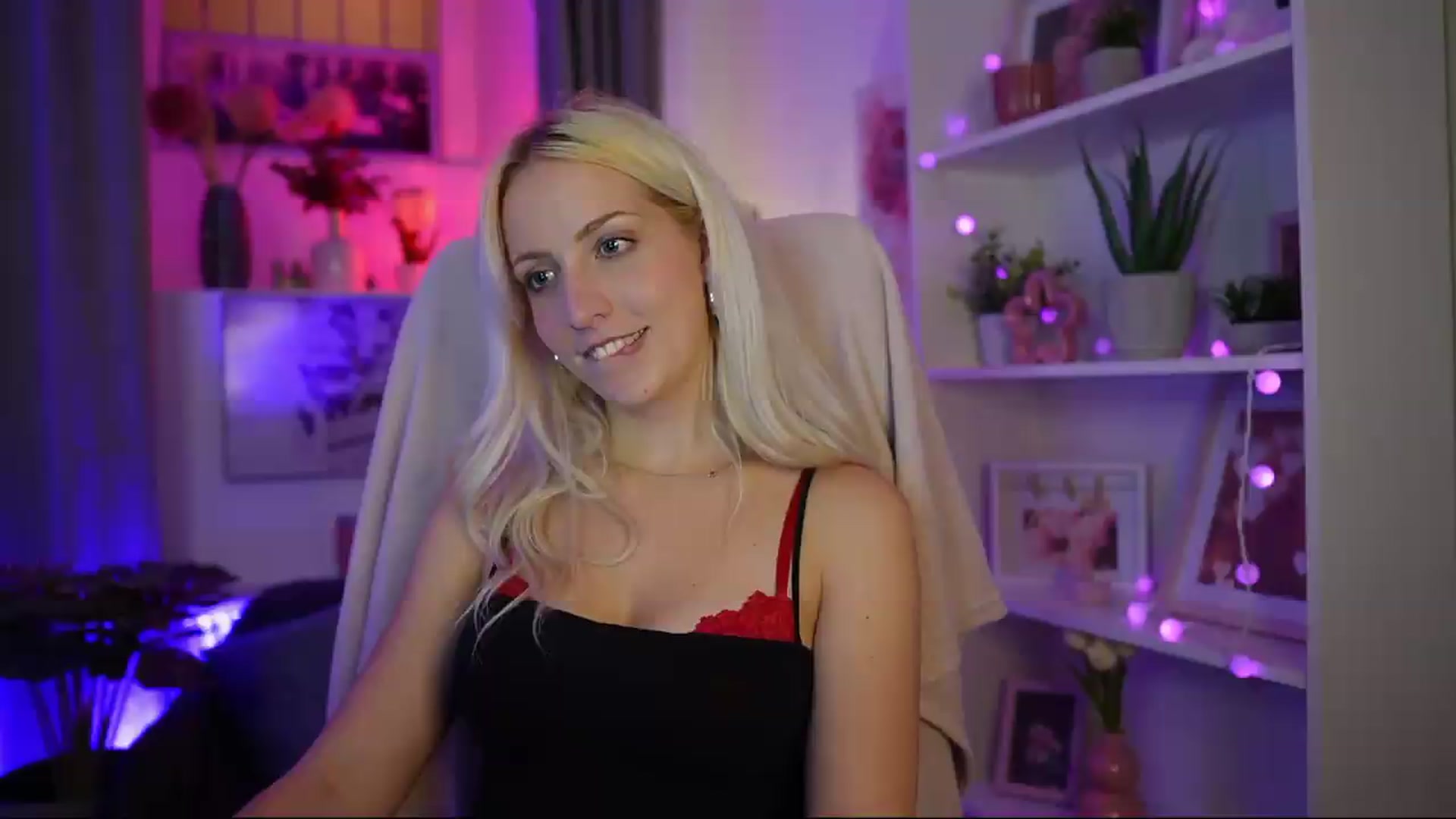 Gallery image thumbnail from Lucy_Cutie's myfreecams stream on, 08/01/2026, 02:11 image 4 of 20