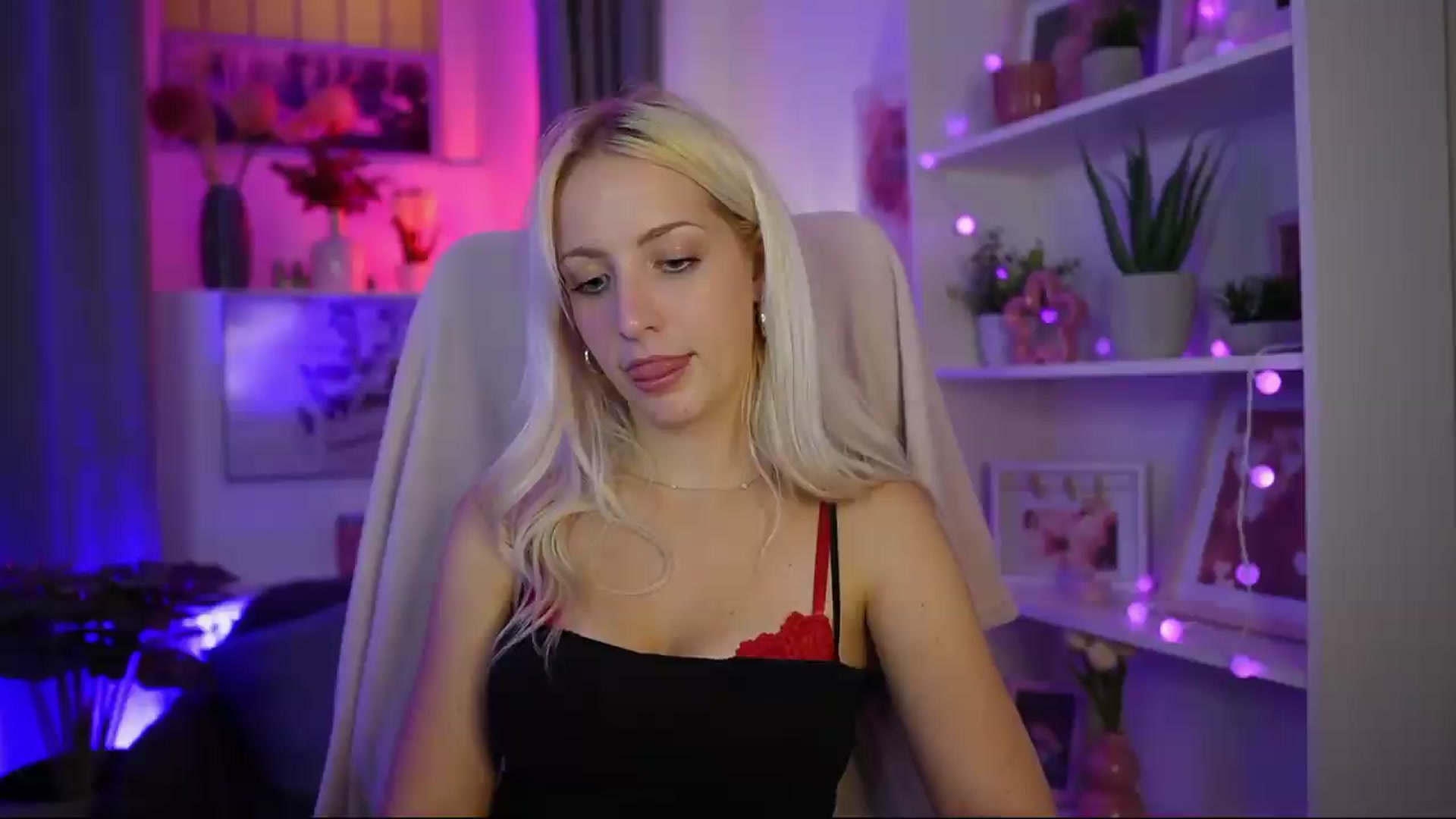 Gallery image thumbnail from Lucy_Cutie's myfreecams stream on, 08/01/2026, 02:11 image 6 of 20