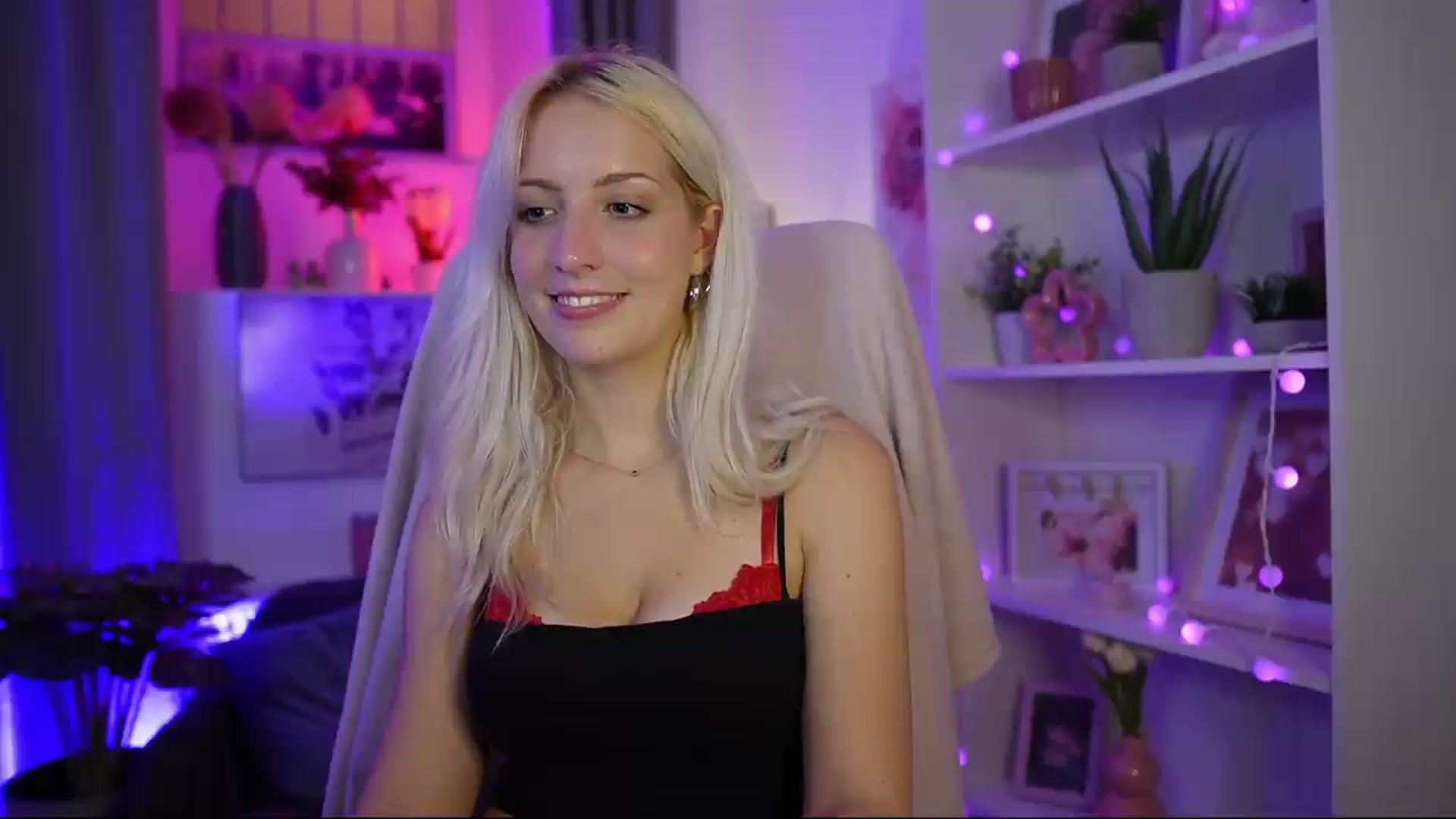 Gallery image thumbnail from Lucy_Cutie's myfreecams stream on, 08/01/2026, 03:02 image 5 of 20