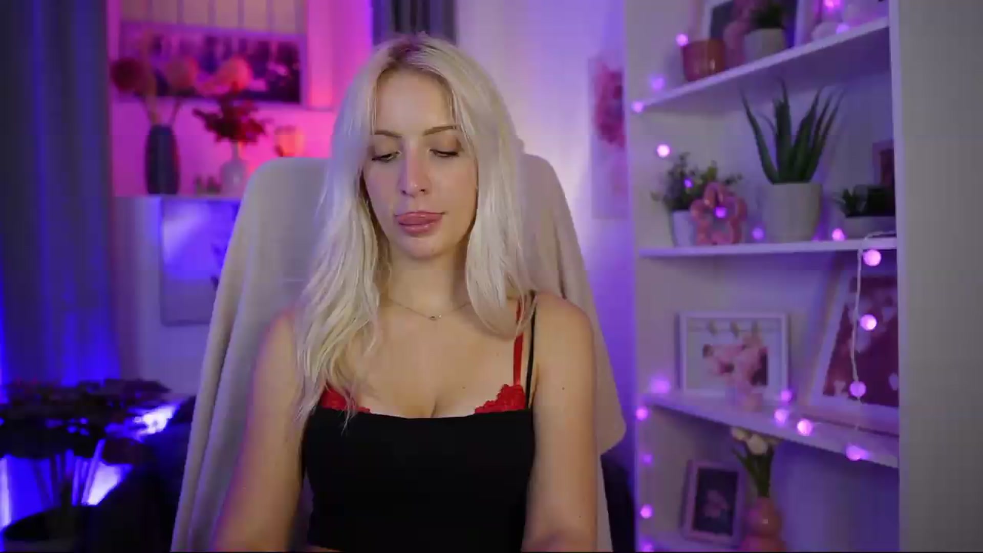 Gallery image thumbnail from Lucy_Cutie's myfreecams stream on, 08/01/2026, 03:02 image 17 of 20