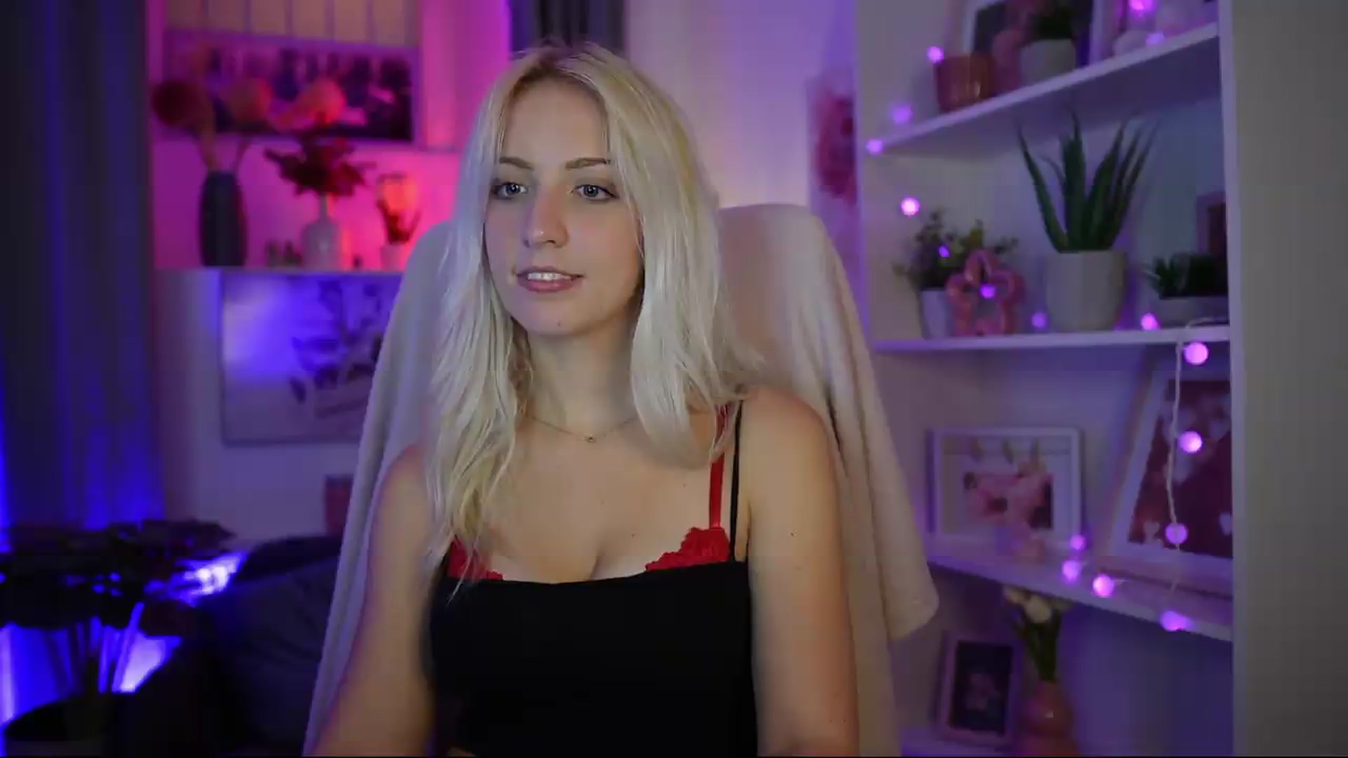 Gallery image thumbnail from Lucy_Cutie's myfreecams stream on, 08/01/2026, 03:02 image 18 of 20