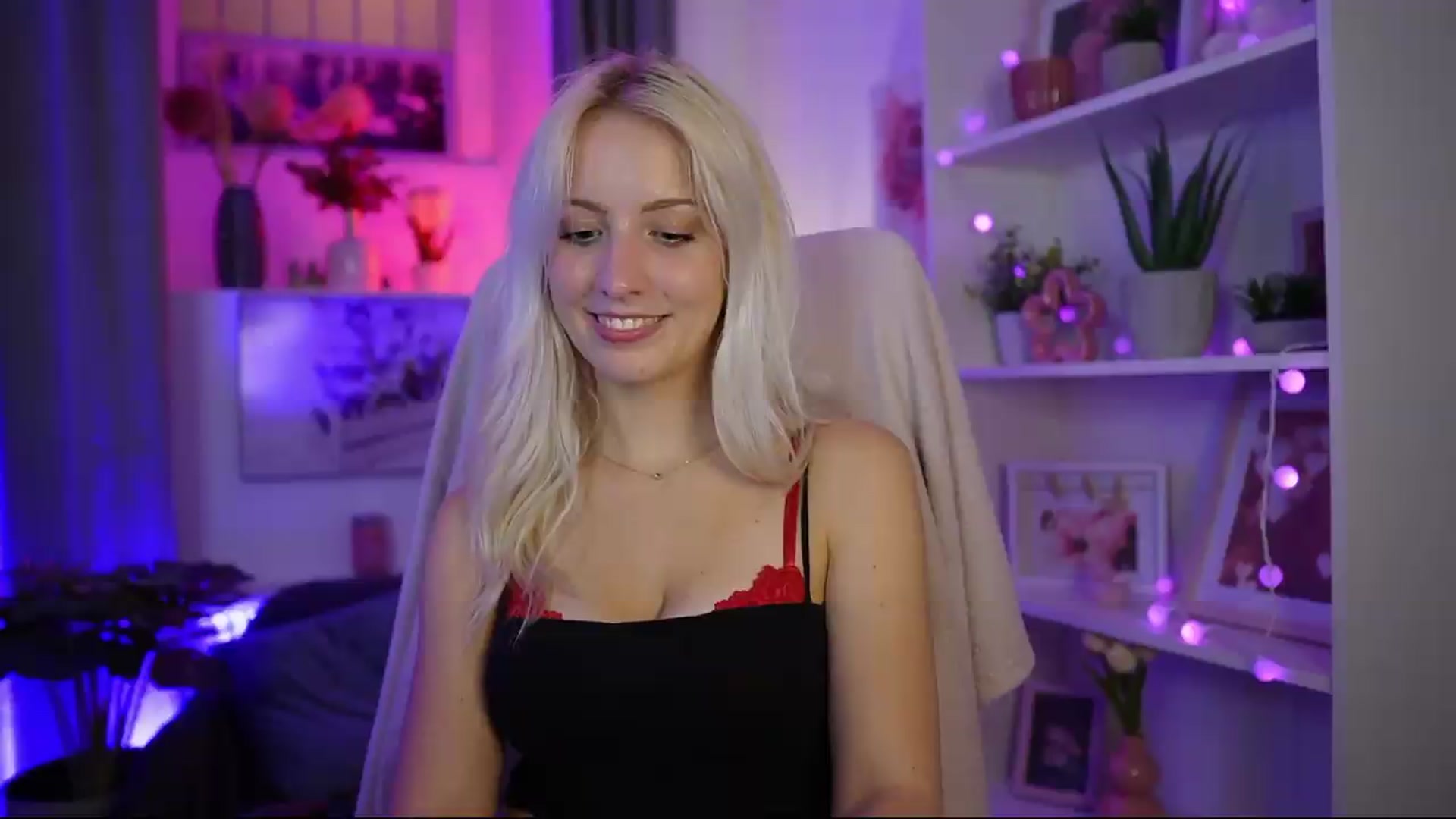 Gallery image thumbnail from Lucy_Cutie's myfreecams stream on, 08/01/2026, 03:02 image 13 of 20