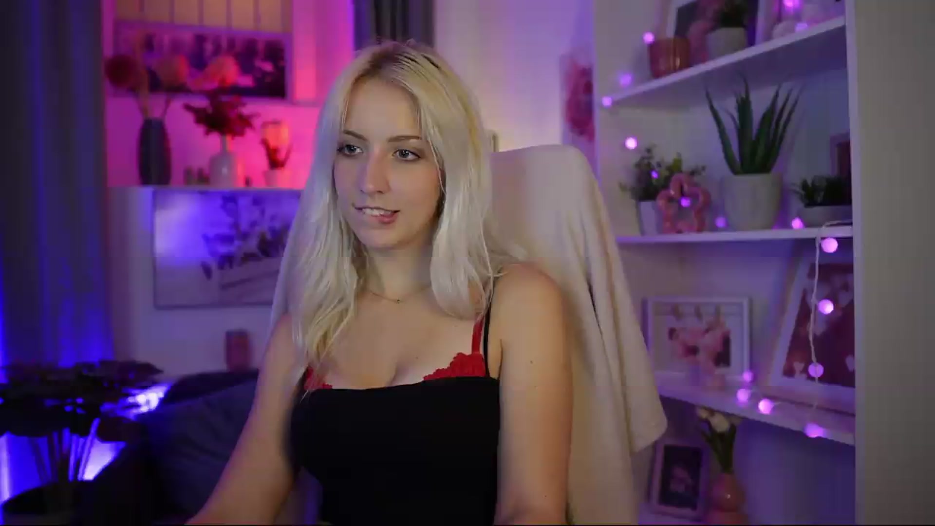 Gallery image thumbnail from Lucy_Cutie's myfreecams stream on, 08/01/2026, 03:02 image 14 of 20