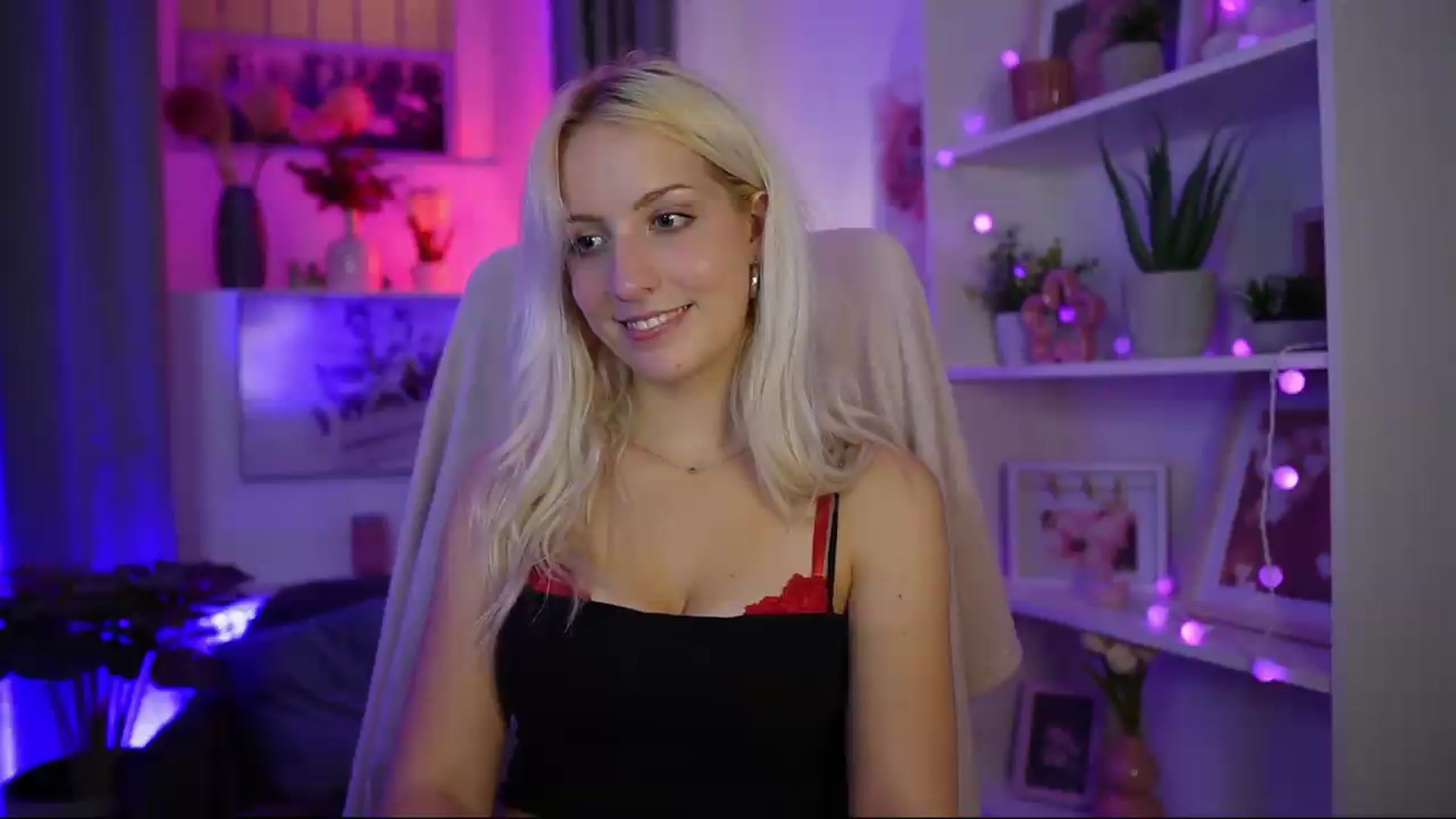 Gallery image thumbnail from Lucy_Cutie's myfreecams stream on, 08/01/2026, 03:02 image 3 of 20