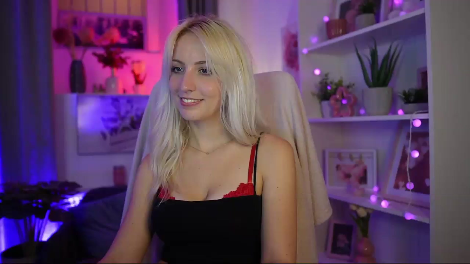 Gallery image thumbnail from Lucy_Cutie's myfreecams stream on, 08/01/2026, 03:02 image 8 of 20