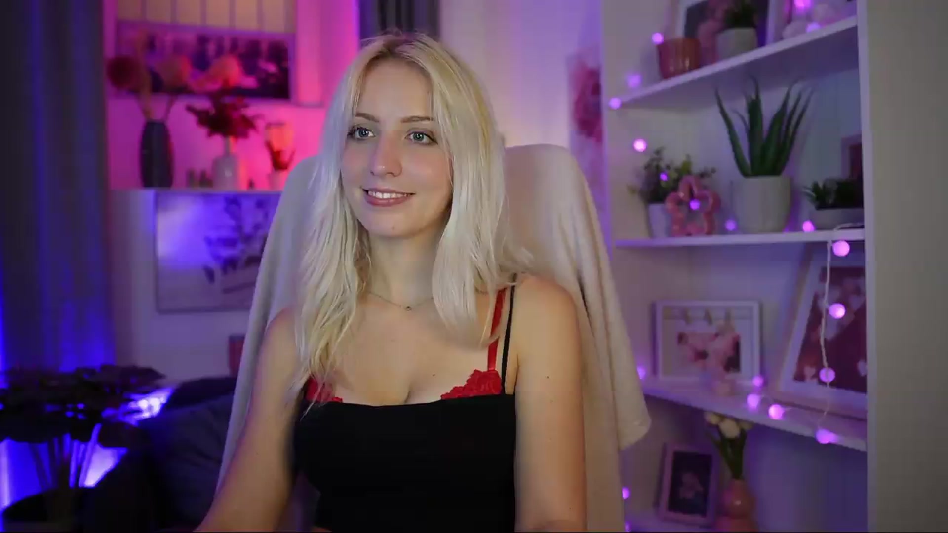 Gallery image thumbnail from Lucy_Cutie's myfreecams stream on, 08/01/2026, 03:02 image 19 of 20