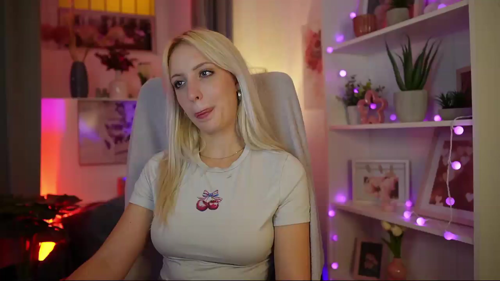 Gallery image thumbnail from Lucy_Cutie's myfreecams stream on, 08/10/2026, 21:57 image 18 of 20