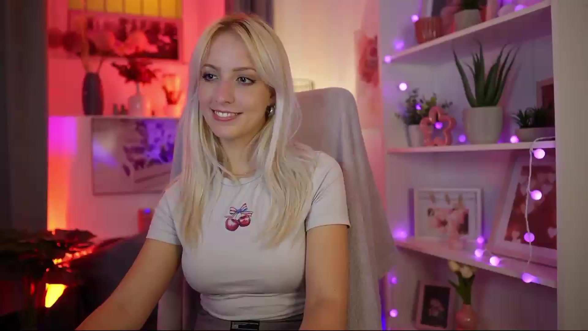 Gallery image thumbnail from Lucy_Cutie's myfreecams stream on, 08/10/2026, 22:20 image 17 of 20