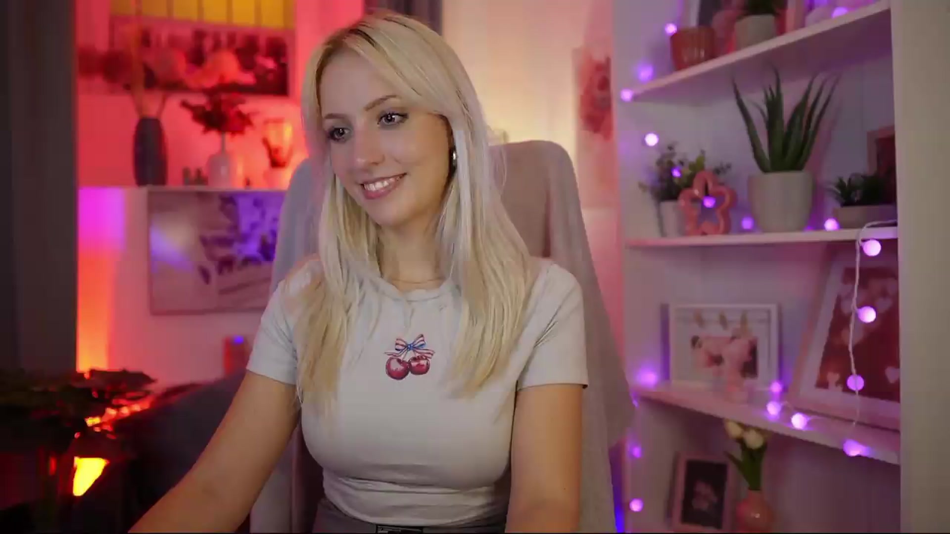 Gallery image thumbnail from Lucy_Cutie's myfreecams stream on, 08/10/2026, 22:20 image 15 of 20
