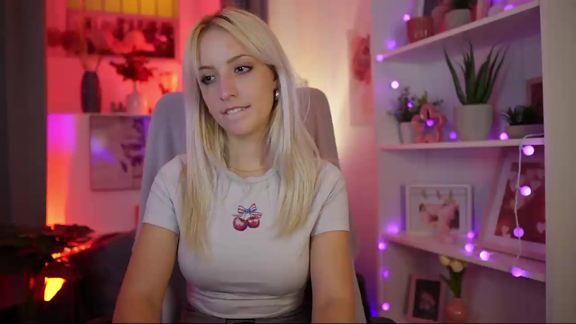 Gallery image thumbnail from Lucy_Cutie's myfreecams stream on, 08/10/2026, 22:20 image 14 of 20
