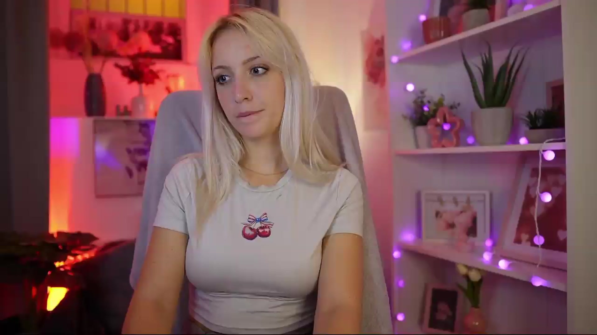 Gallery image thumbnail from Lucy_Cutie's myfreecams stream on, 08/10/2026, 22:58 image 16 of 20