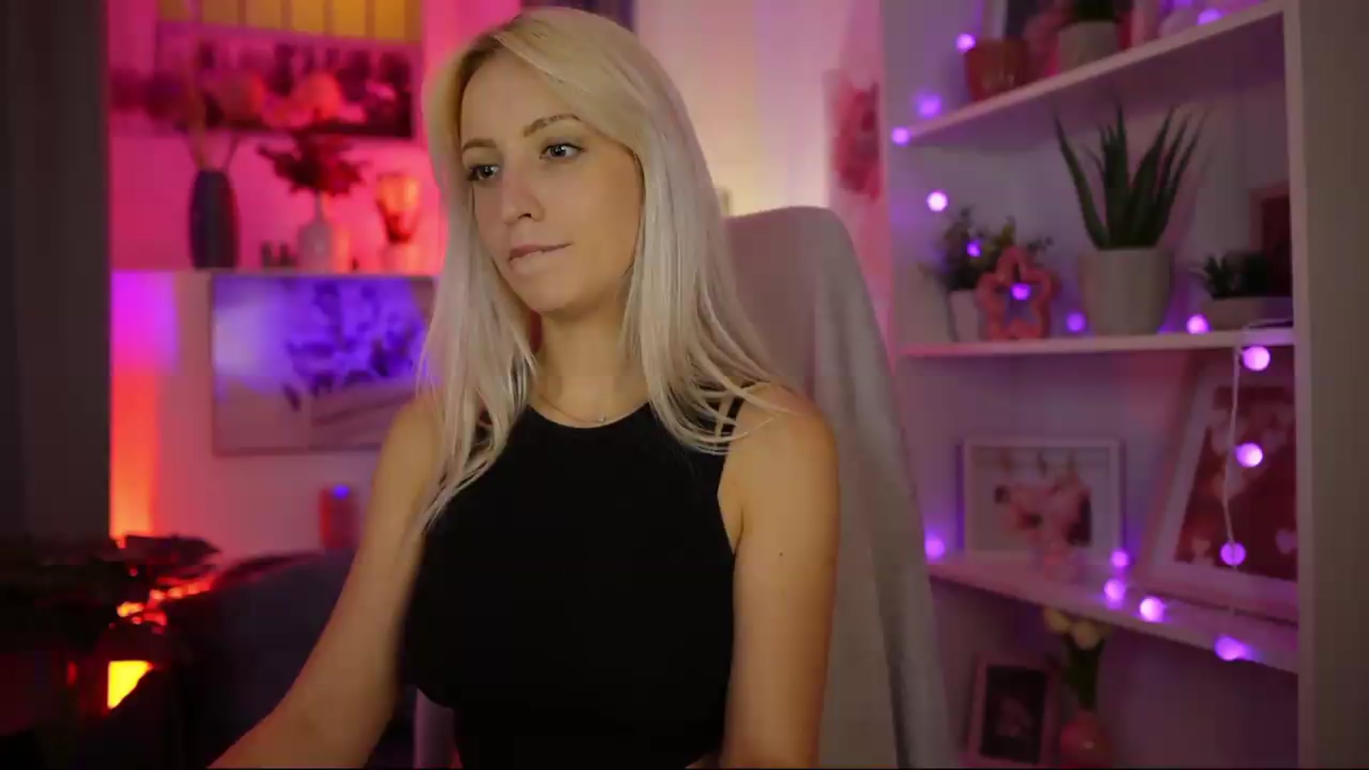 Gallery image thumbnail from Lucy_Cutie's myfreecams stream on, 08/12/2026, 21:34 image 17 of 20