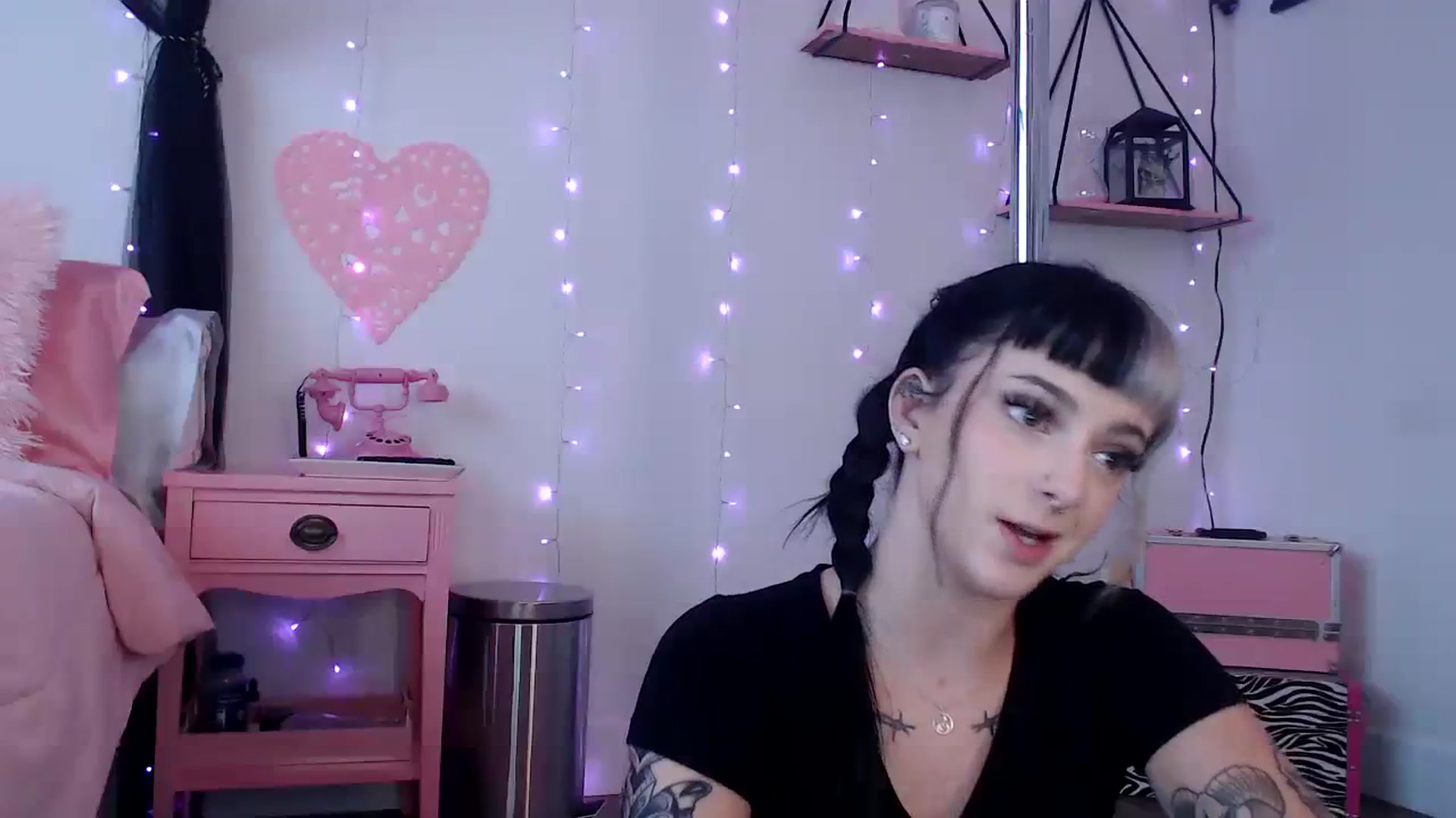 Gallery image thumbnail from Lucyluvs's myfreecams stream on, 08/04/2023, 21:43 image 18 of 20