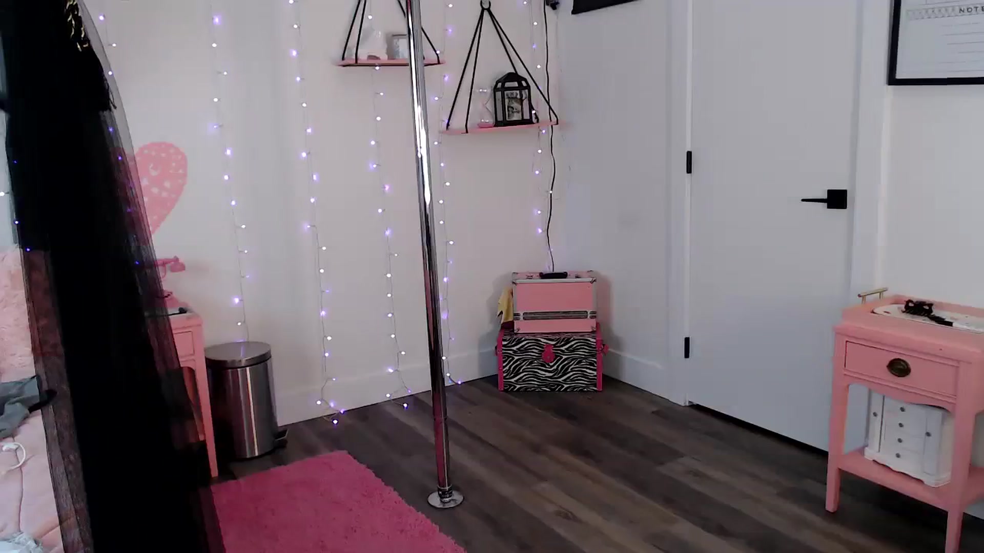 Gallery image thumbnail from Lucyluvs's myfreecams stream on, 08/05/2023, 20:30 image 17 of 20