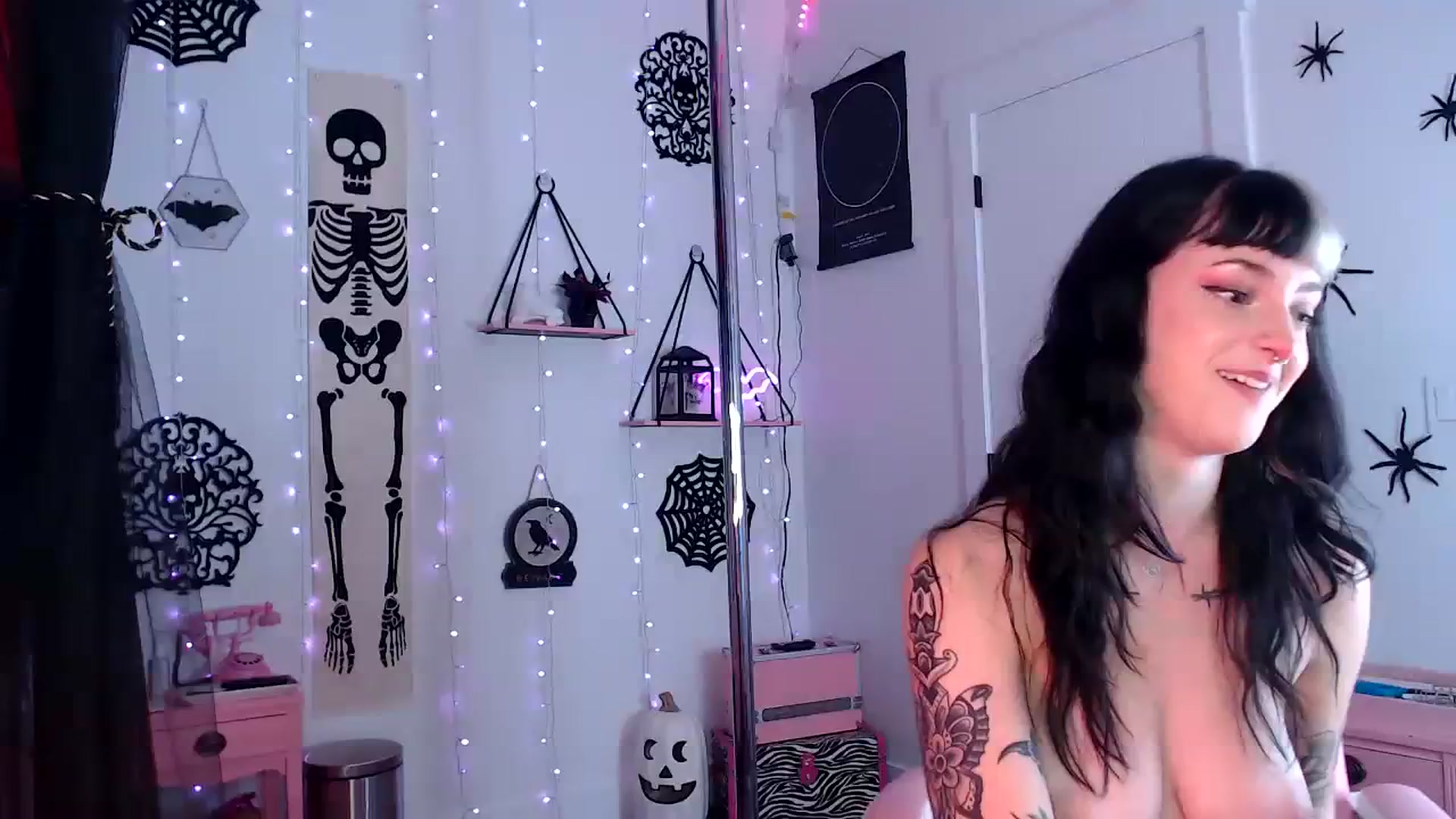Gallery image thumbnail from Lucyluvs's myfreecams stream on, 10/09/2023, 05:28 image 6 of 20