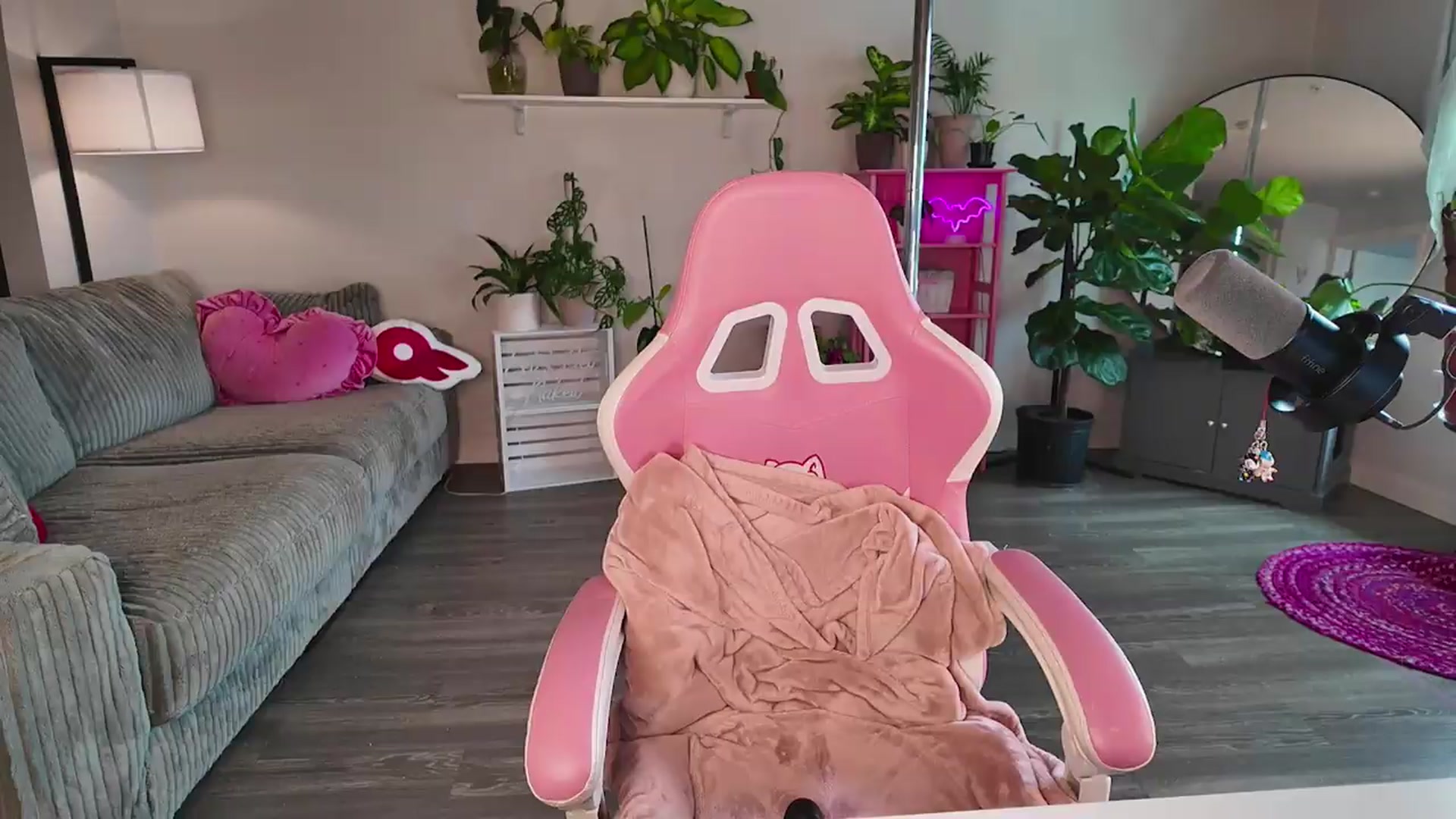Gallery image thumbnail from Lucyluvs's myfreecams stream on, 07/18/2026, 19:41 image 3 of 20