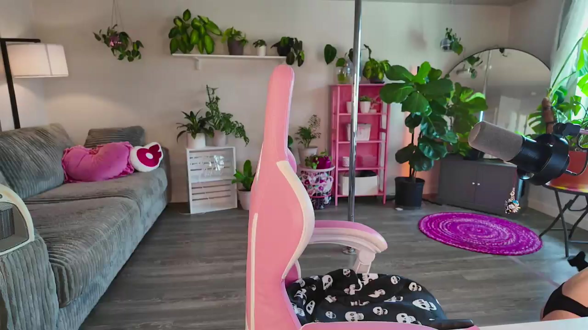 Gallery image thumbnail from Lucyluvs's myfreecams stream on, 08/17/2026, 20:01 image 2 of 20
