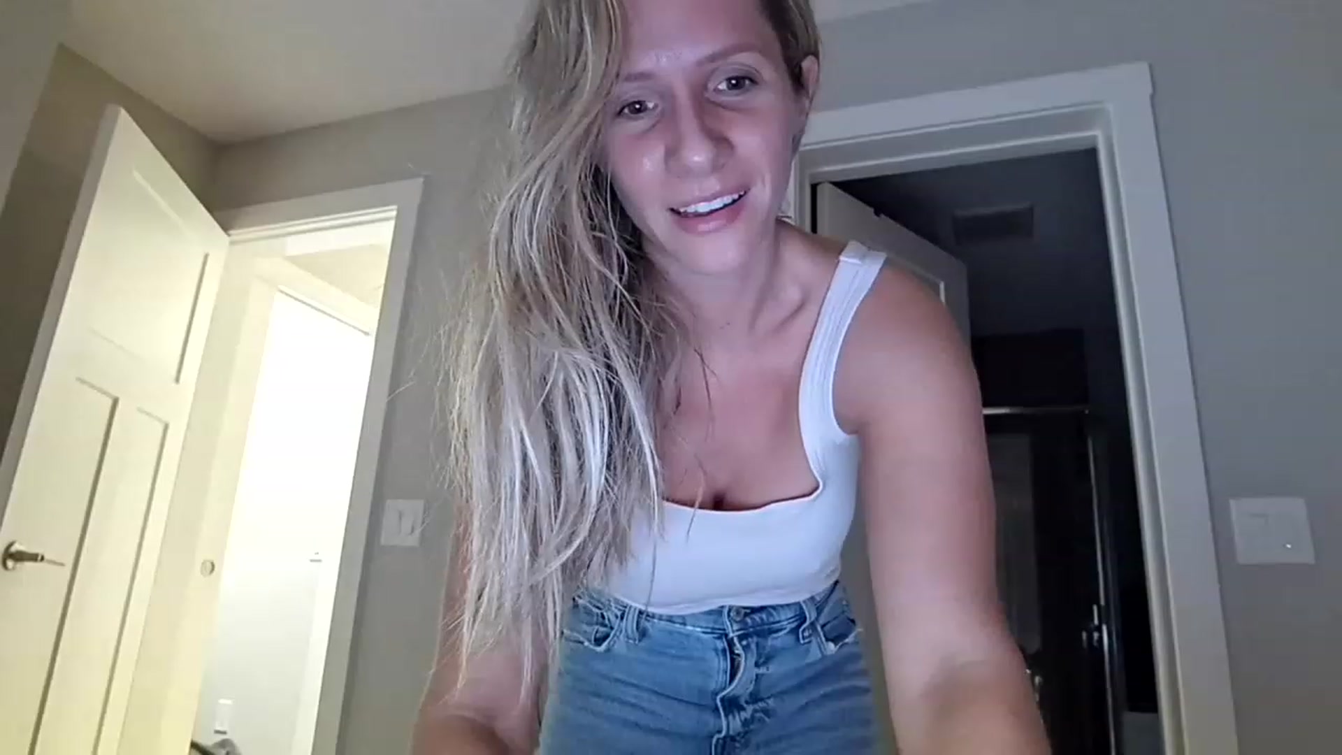 Gallery image thumbnail from Lucylux1's myfreecams stream on, 11/15/2022, 04:06 image 18 of 20