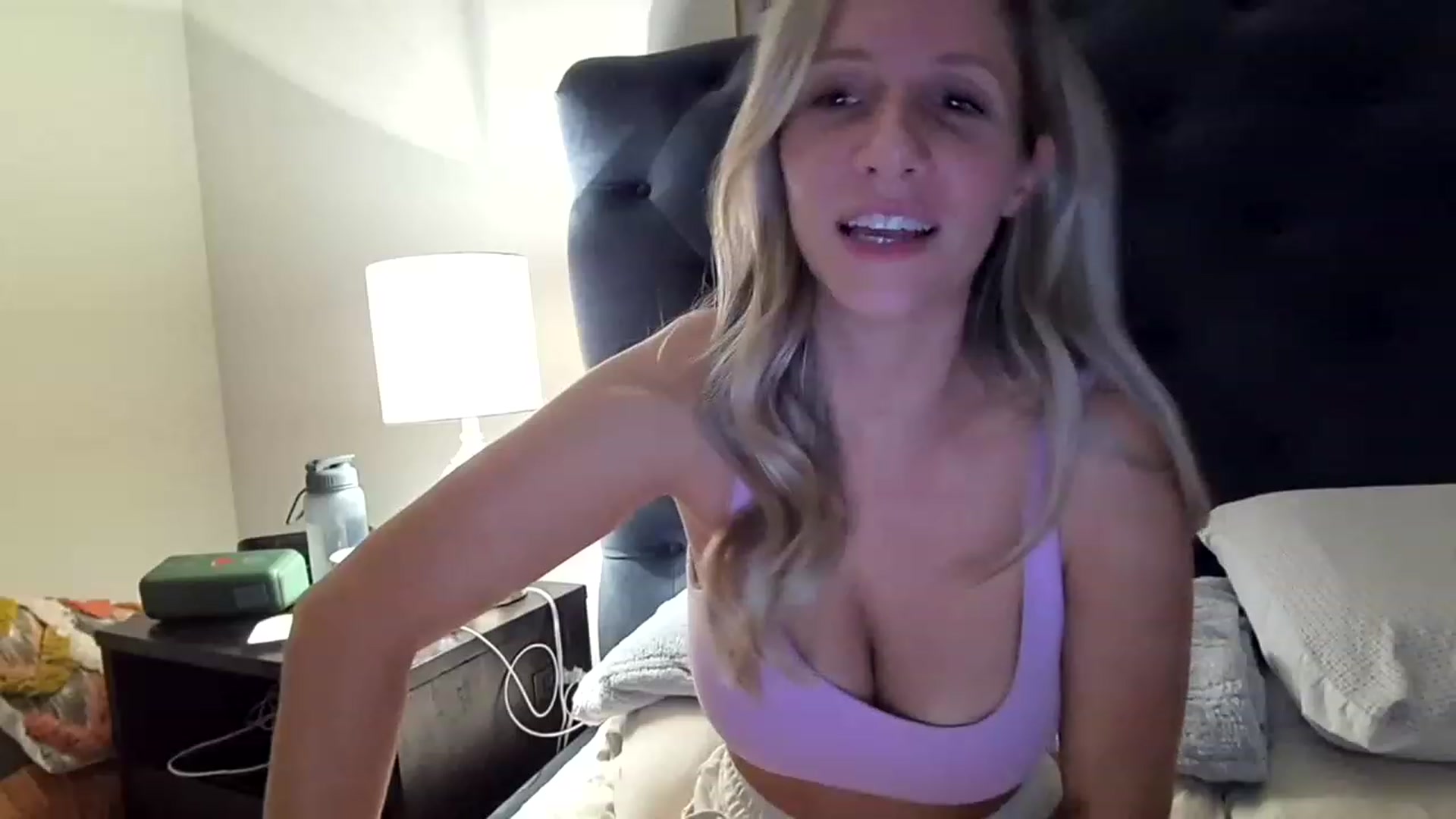 Gallery image thumbnail from Lucylux1's myfreecams stream on, 11/17/2022, 03:55 image 2 of 20