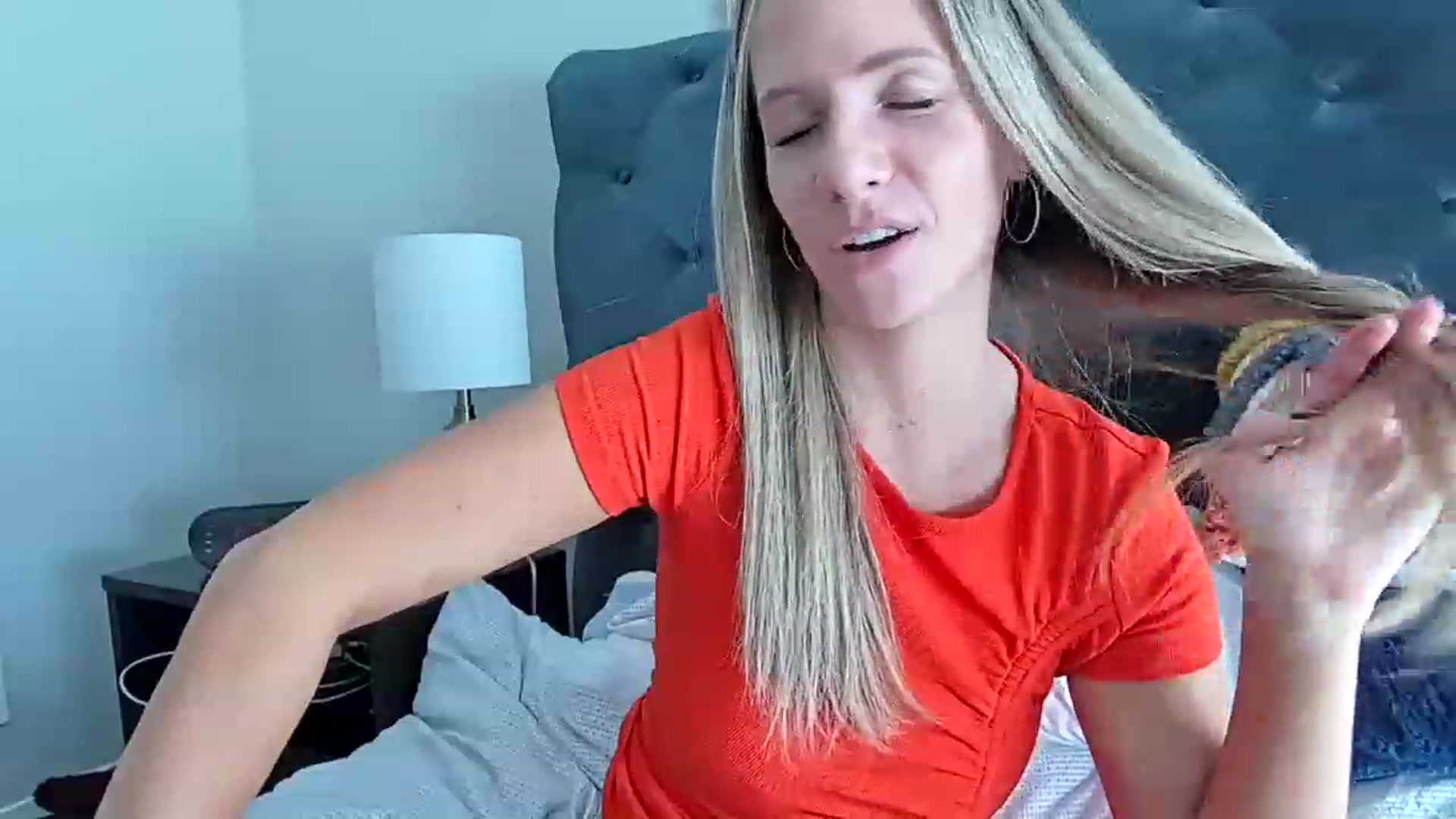 Gallery image thumbnail from Lucylux1's myfreecams stream on, 11/18/2022, 20:27 image 10 of 20