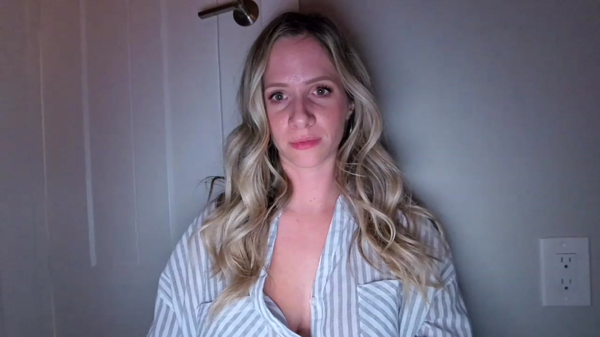 Gallery image thumbnail from Lucylux1's myfreecams stream on, 11/23/2022, 02:53 image 17 of 20