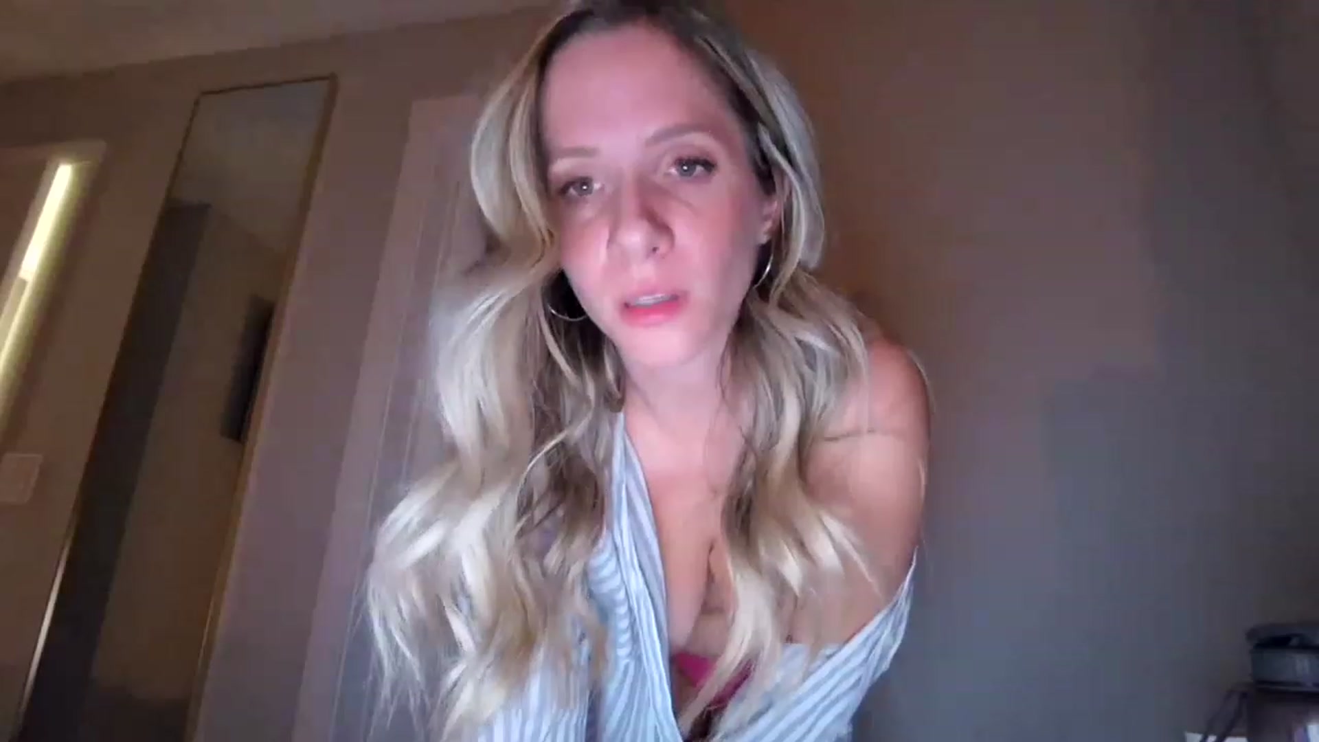Gallery image thumbnail from Lucylux1's myfreecams stream on, 11/23/2022, 02:53 image 19 of 20