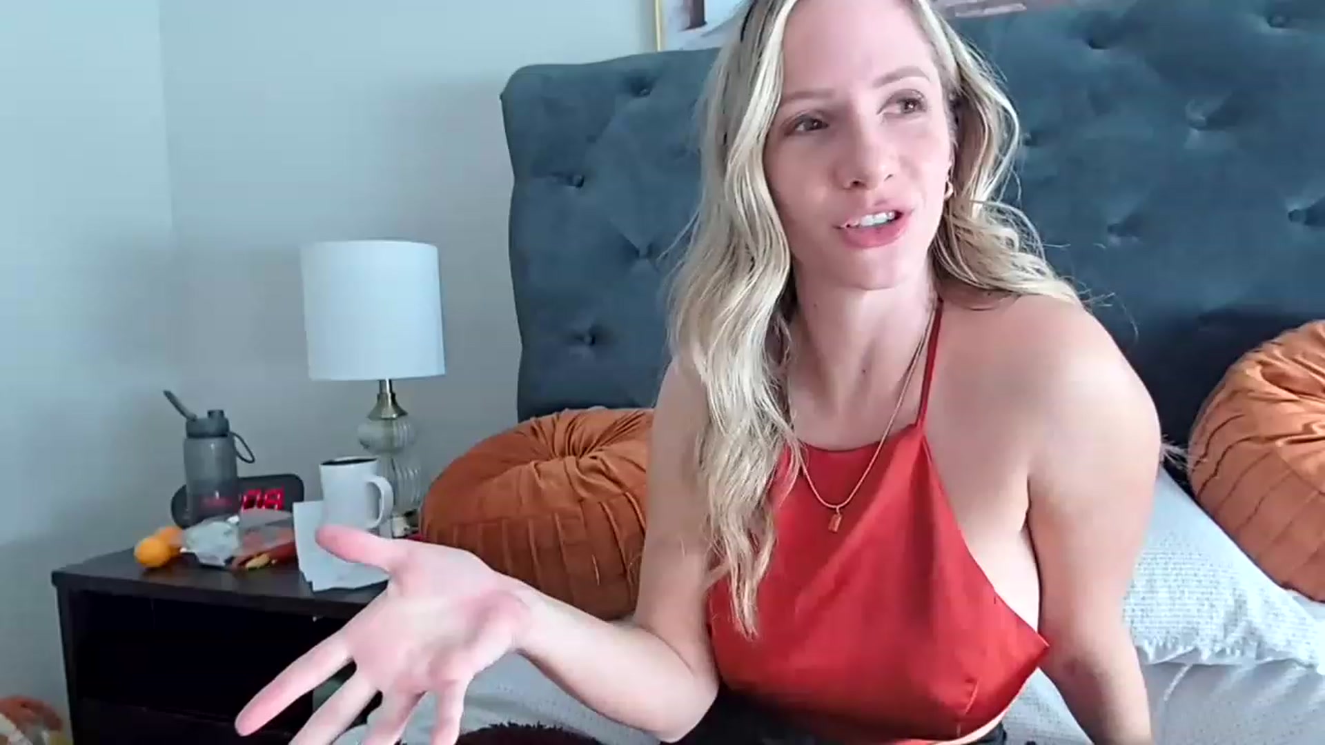 Gallery image thumbnail from Lucylux1's myfreecams stream on, 11/28/2022, 18:40 image 6 of 20