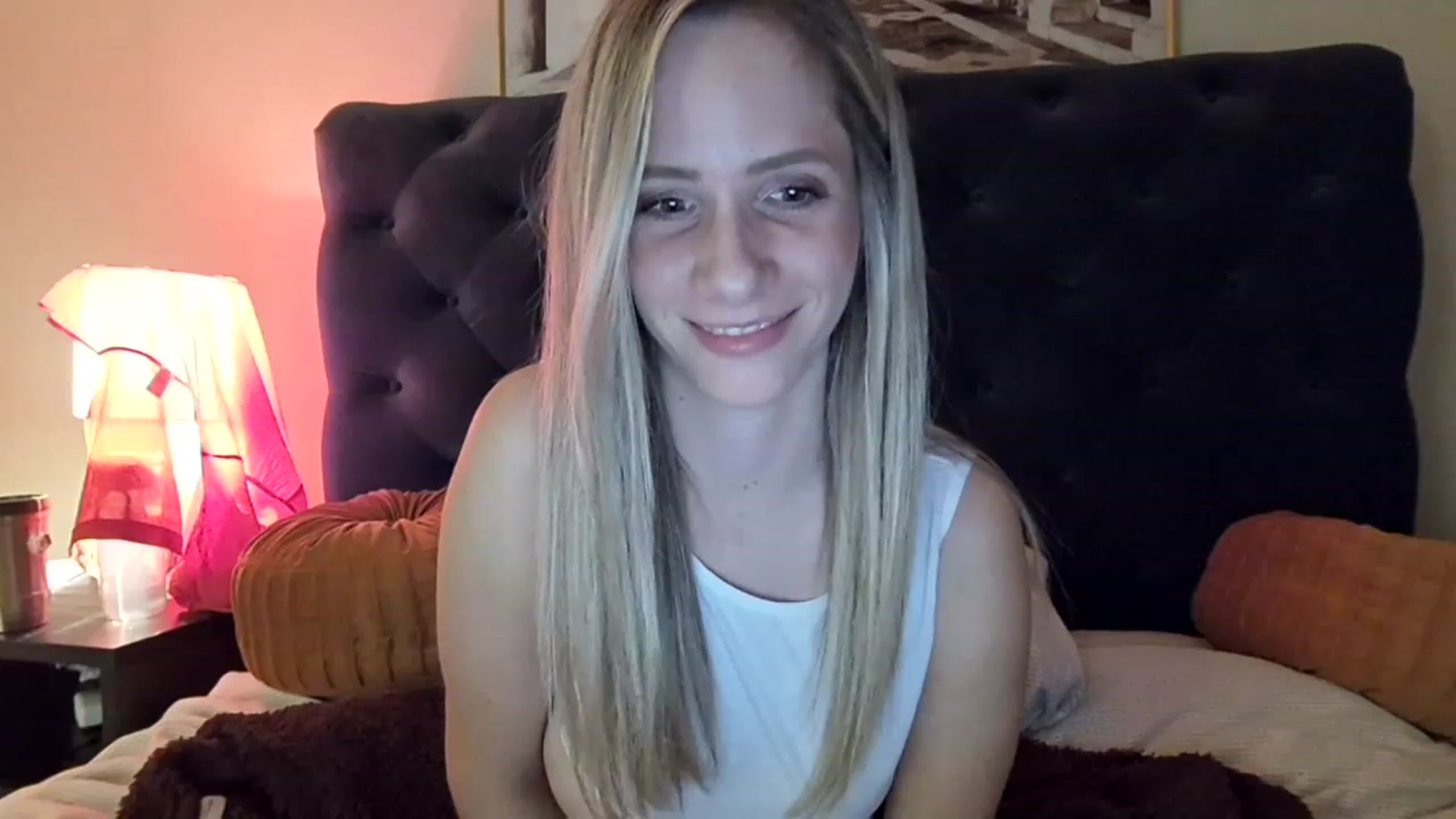 Gallery image thumbnail from Lucylux1's myfreecams stream on, 12/06/2022, 03:56 image 18 of 20