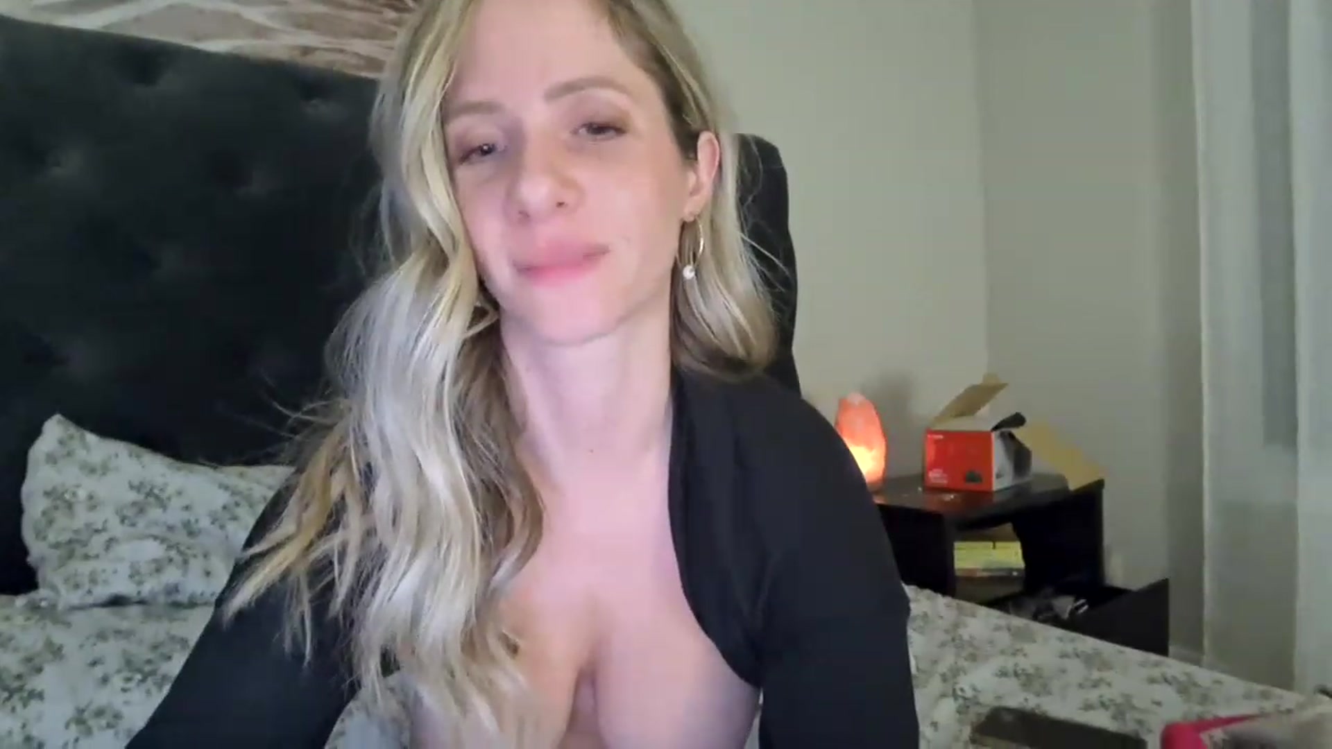 Gallery image thumbnail from Lucylux1's myfreecams stream on, 12/19/2022, 04:46 image 15 of 20