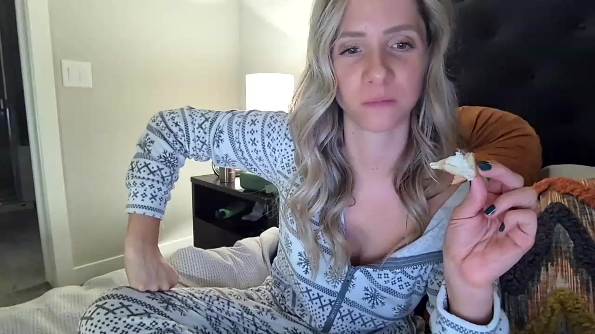 Gallery image thumbnail from Lucylux1's myfreecams stream on, 12/21/2022, 24:47 image 5 of 20