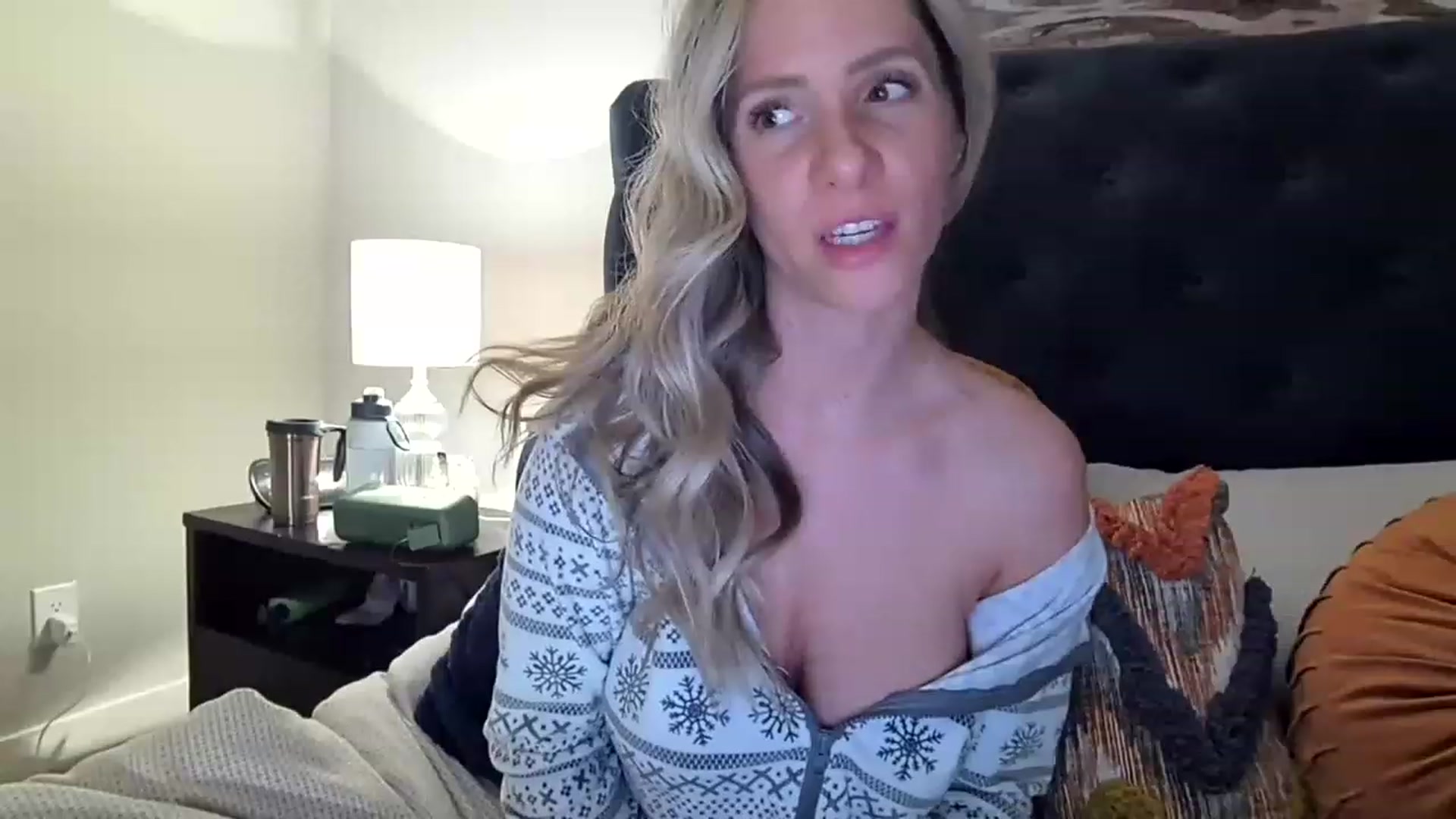 Gallery image thumbnail from Lucylux1's myfreecams stream on, 12/21/2022, 24:47 image 18 of 20