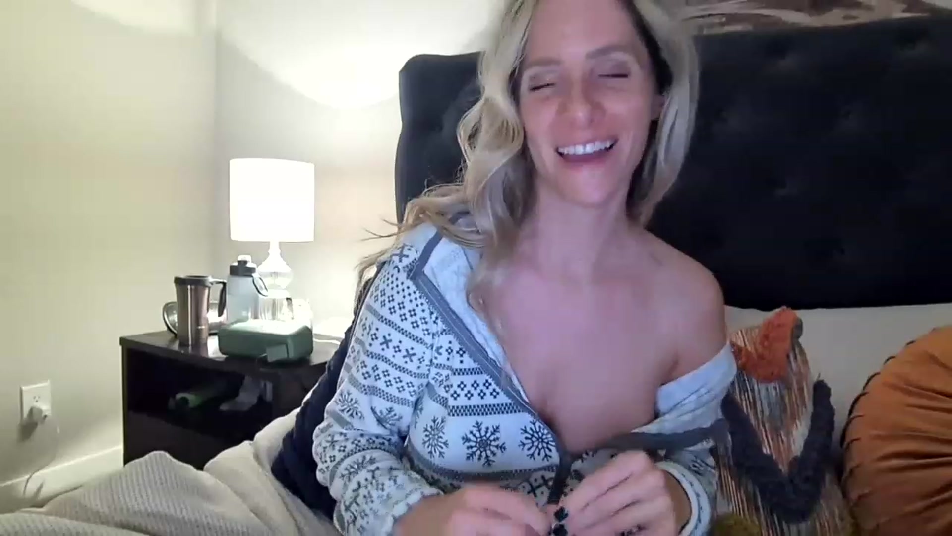 Gallery image thumbnail from Lucylux1's myfreecams stream on, 12/21/2022, 24:47 image 19 of 20