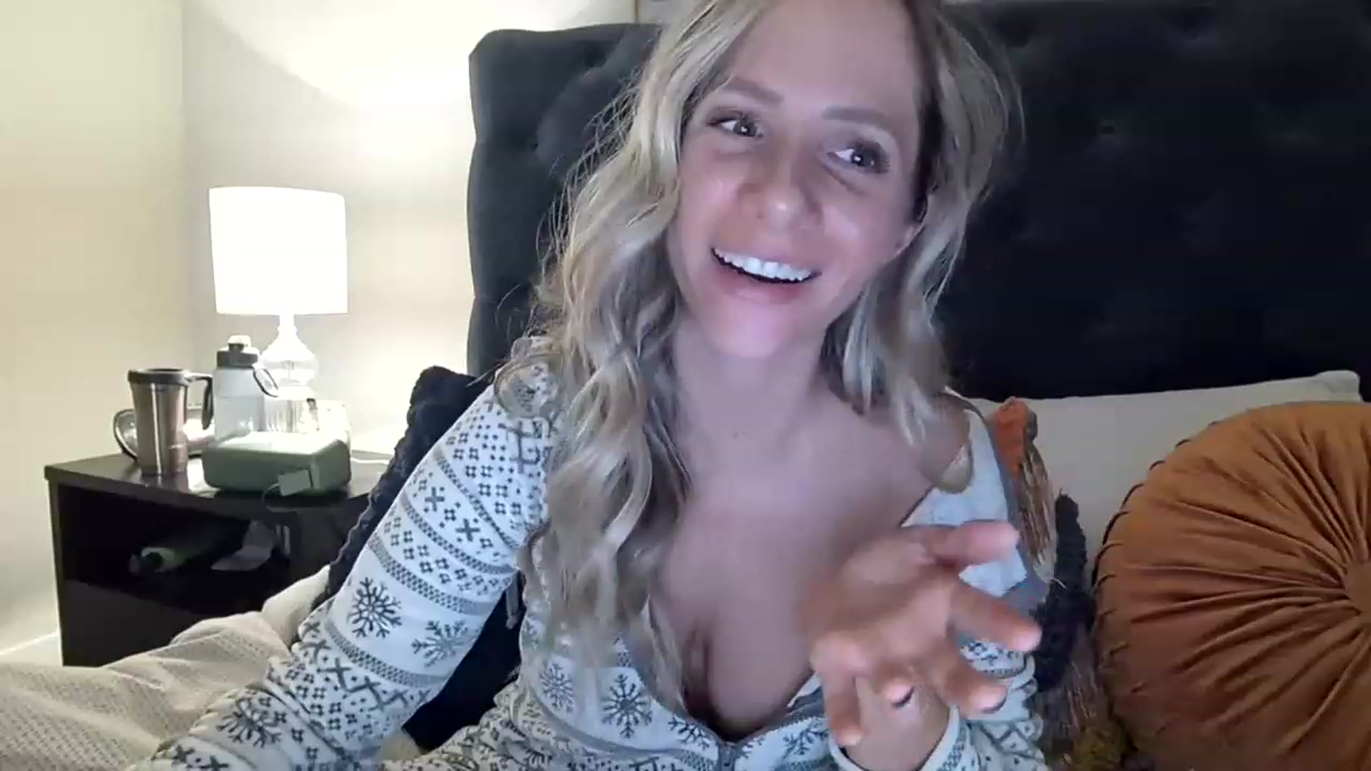 Gallery image thumbnail from Lucylux1's myfreecams stream on, 12/21/2022, 24:47 image 10 of 20