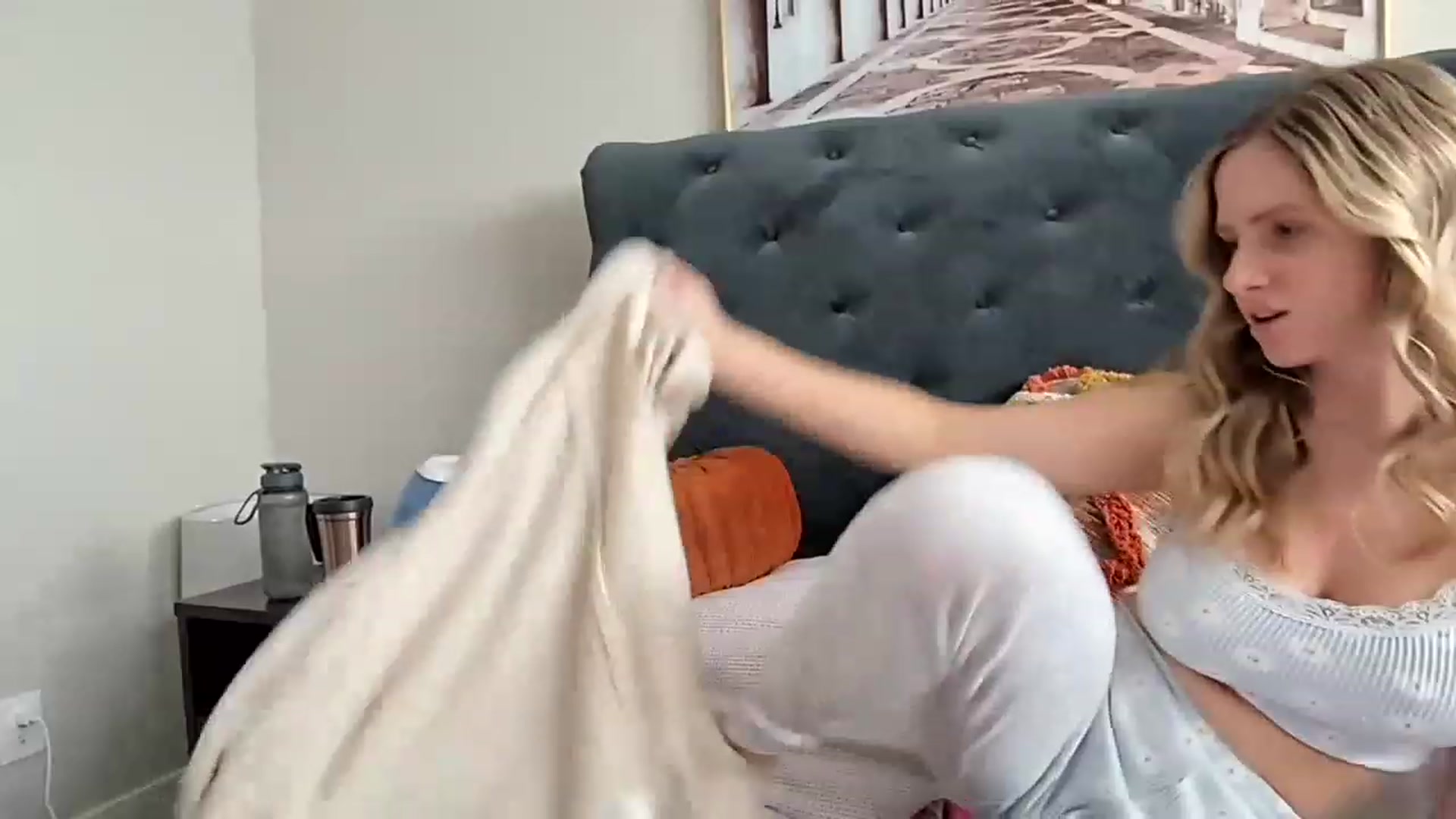 Gallery image thumbnail from Lucylux1's myfreecams stream on, 01/27/2023, 18:59 image 8 of 20