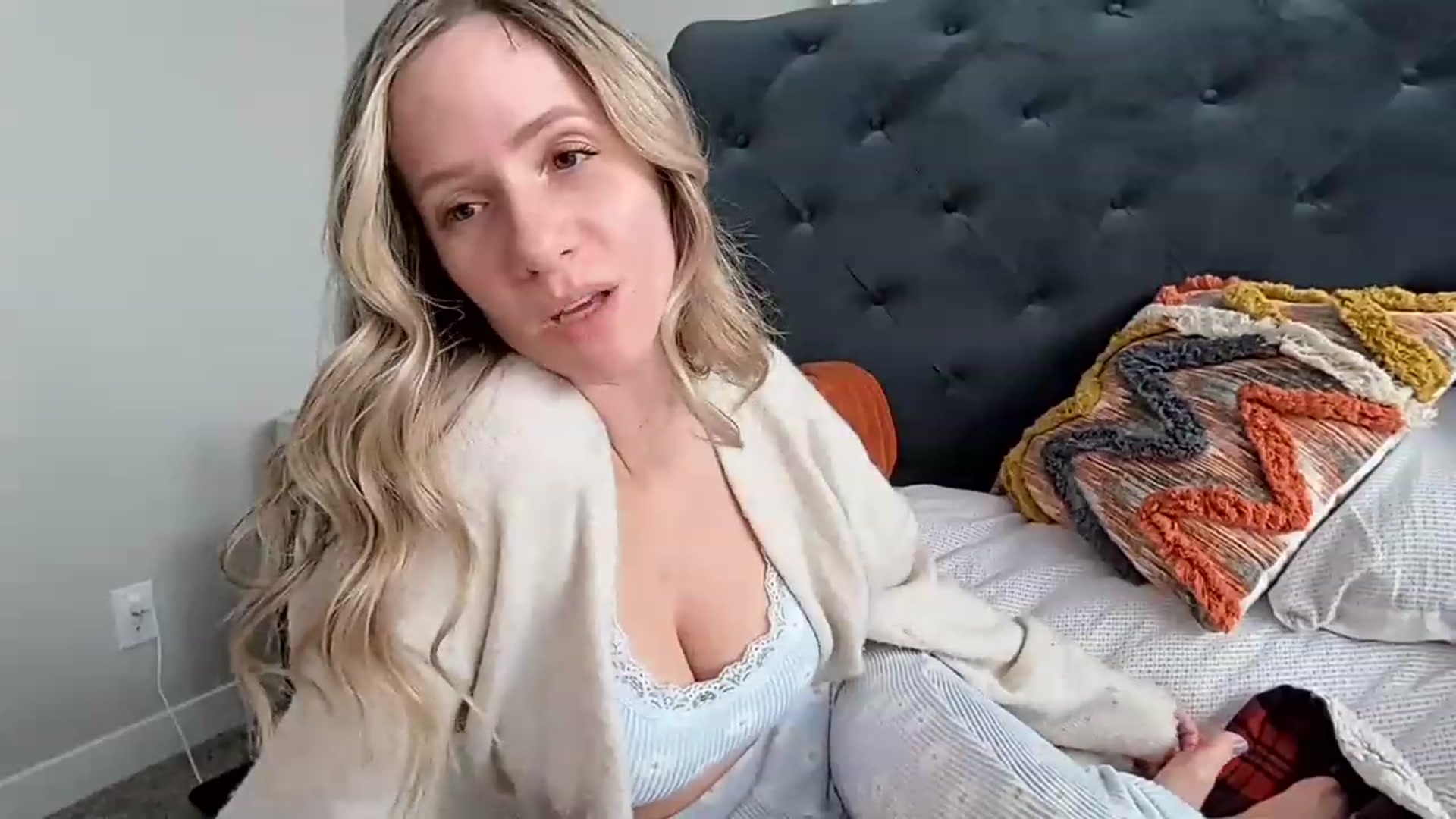 Gallery image thumbnail from Lucylux1's myfreecams stream on, 01/27/2023, 18:59 image 13 of 20