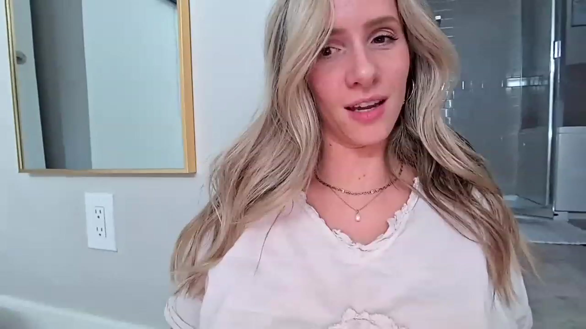 Gallery image thumbnail from Lucylux1's myfreecams stream on, 02/06/2023, 21:27 image 19 of 20